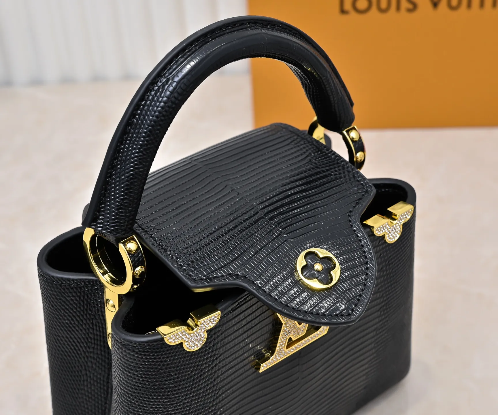 Top original P420 Guangzhou goods M12296 black lizard leather with gold diamond corolla🔺This Capucines mini handbag is wrapped in gorgeous lizard leather and lined with delicate sheepskin, embellished with dazzling metal parts. The flip cover reads LV letters inside, and a Monogram flower blooms when turned out. Its compact size makes it a dazzling choice for evening occasions. Detailed features 21 x 14 x 8 cm (length x height x width