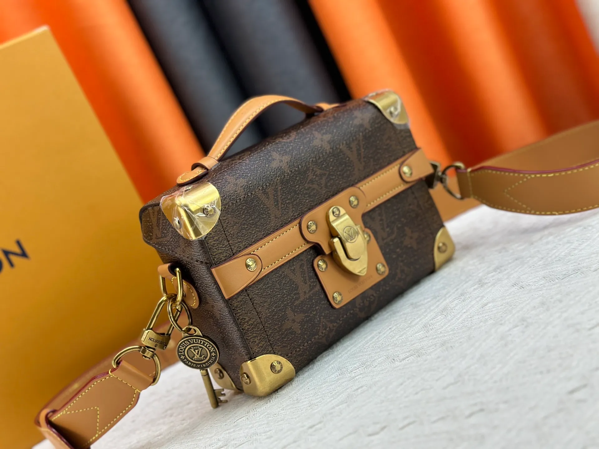 P320 Upgraded Original M13871 Embossed Black M11743 Black Flower M11516 Black M11535 Presbyopic M12686 This Soul Trunk handbag is crafted by Pharrell Williams and is made of flexible LV Colorado cow leather with a grained texture. The Tumbler's magnetic clasp, rivets and top handles harken back to classic hard case elements, while a removable and adjustable shoulder strap completes the sophisticated details. Size: 19x15x7cm