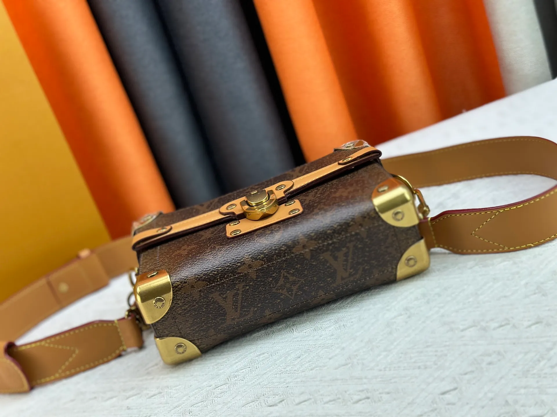 P320 Upgraded Original M13871 Embossed Black M11743 Black Flower M11516 Black M11535 Presbyopic M12686 This Soul Trunk handbag is crafted by Pharrell Williams and is made of flexible LV Colorado cow leather with a grained texture. The Tumbler's magnetic clasp, rivets and top handles harken back to classic hard case elements, while a removable and adjustable shoulder strap completes the sophisticated details. Size: 19x15x7cm