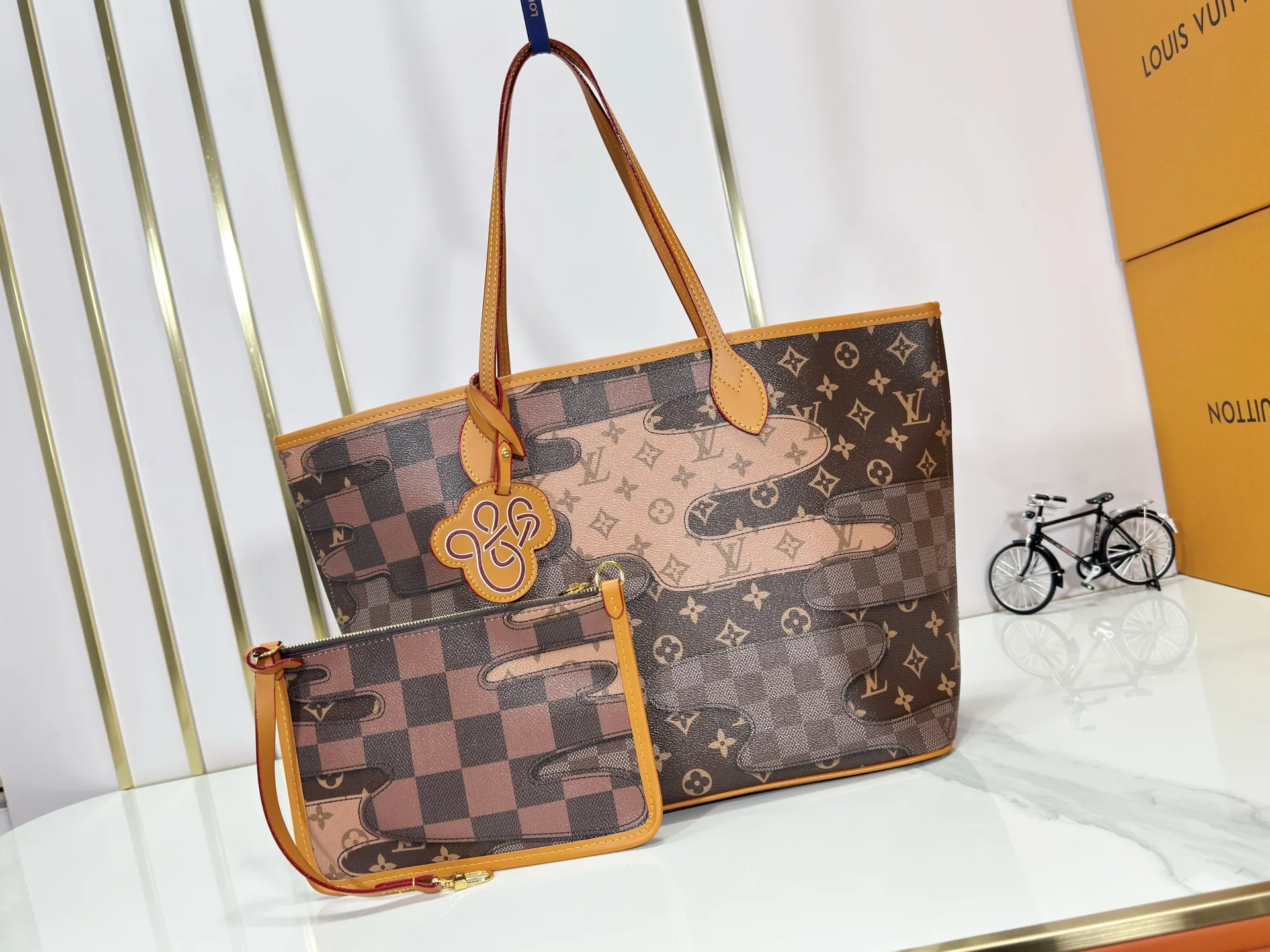 P240 Upgraded original M26174 M40995 This Nevereverfull handbag is made of multiple classic canvases to create a spacious configuration. The Monogram canvas body is integrated with Damier and Monogram Reverse embroidery patches, presenting a striking and unique mosaic effect. LV Dynasty decoration adds a touch of brilliance, and the removable inner bag can be easily removed for separate use. Dimensions: 60.0 x 38.0 x 23.0 cm (length x height x width)