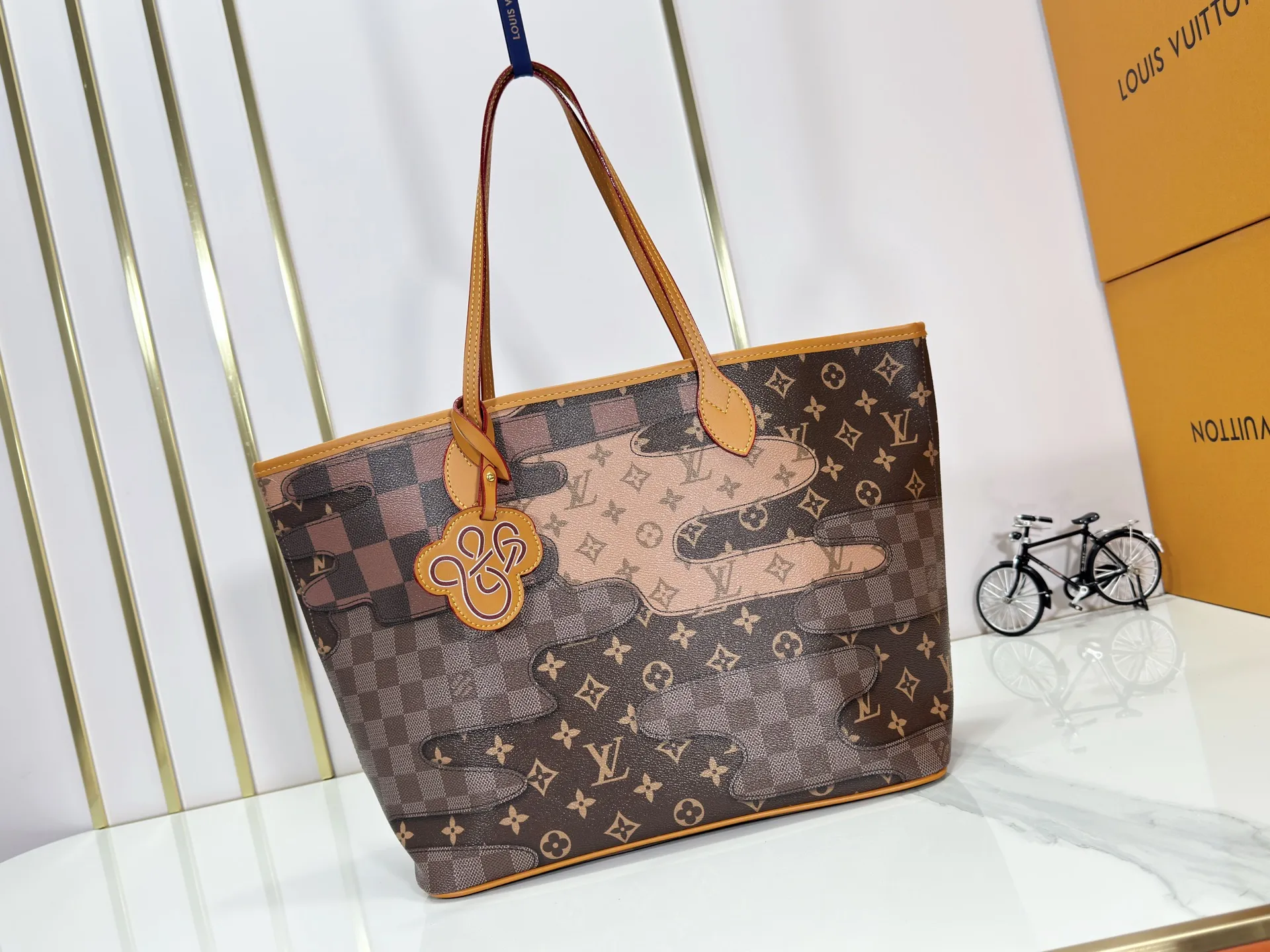 P240 Upgraded original M26174 M40995 This Nevereverfull handbag is made of multiple classic canvases to create a spacious configuration. The Monogram canvas body is integrated with Damier and Monogram Reverse embroidery patches, presenting a striking and unique mosaic effect. LV Dynasty decoration adds a touch of brilliance, and the removable inner bag can be easily removed for separate use. Dimensions: 60.0 x 38.0 x 23.0 cm (length x height x width)