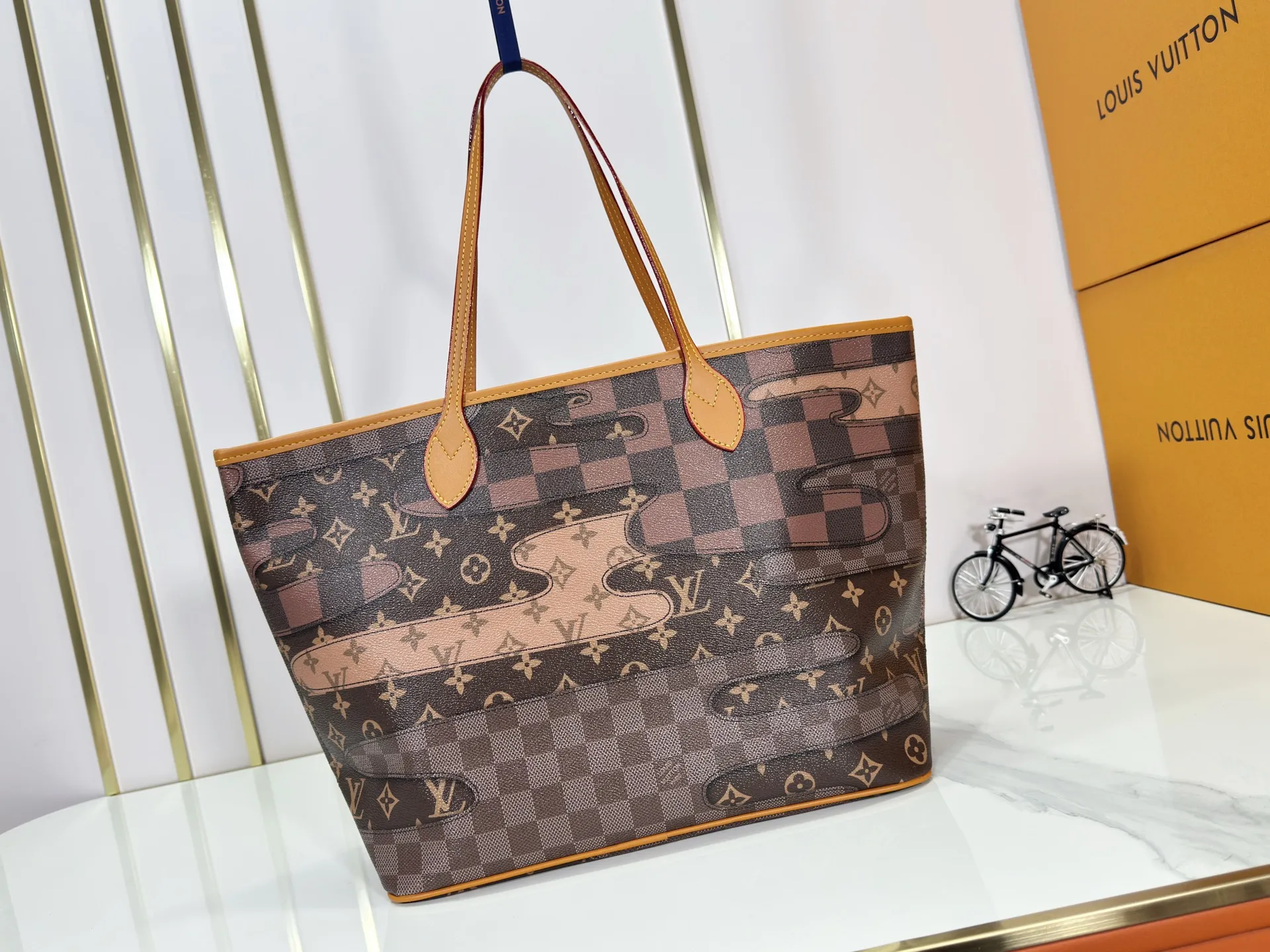 P240 Upgraded original M26174 M40995 This Nevereverfull handbag is made of multiple classic canvases to create a spacious configuration. The Monogram canvas body is integrated with Damier and Monogram Reverse embroidery patches, presenting a striking and unique mosaic effect. LV Dynasty decoration adds a touch of brilliance, and the removable inner bag can be easily removed for separate use. Dimensions: 60.0 x 38.0 x 23.0 cm (length x height x width)