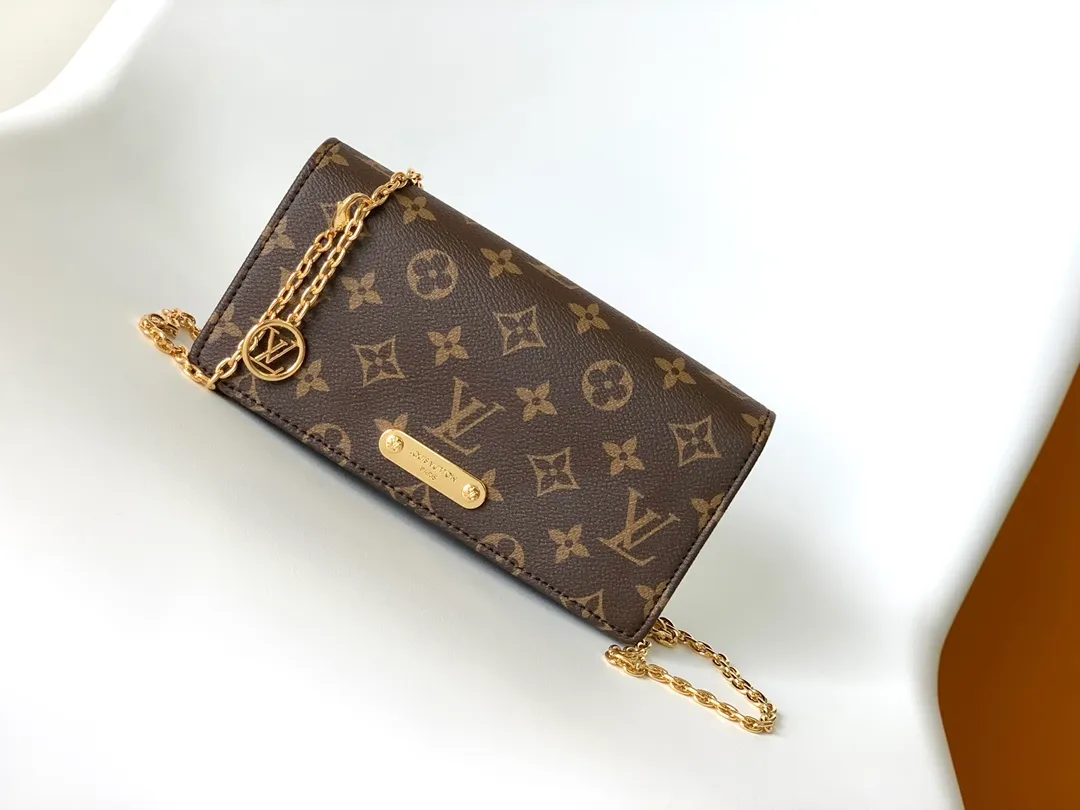 Factory price 480 chip version, M82509 top original order. The Lily Wallet On Chain handbag is cut out of Monogram canvas in a square shape, and the flap is embellished with studs and a Louis Vuitton logo plate. It has ample space to easily store all your day and night needs, and the LV Circle logo is embellished with a detachable and adjustable chain, allowing for a variety of carrying methods. 20.7 x 10.2 x 3.5 cm (L x H x W) • Monoglam coated canvas • Microfiber lining • Metal hardware • Flap closure • Card compartment • Patch pocket • Chain: removable • Chain half length: 51.0 cm