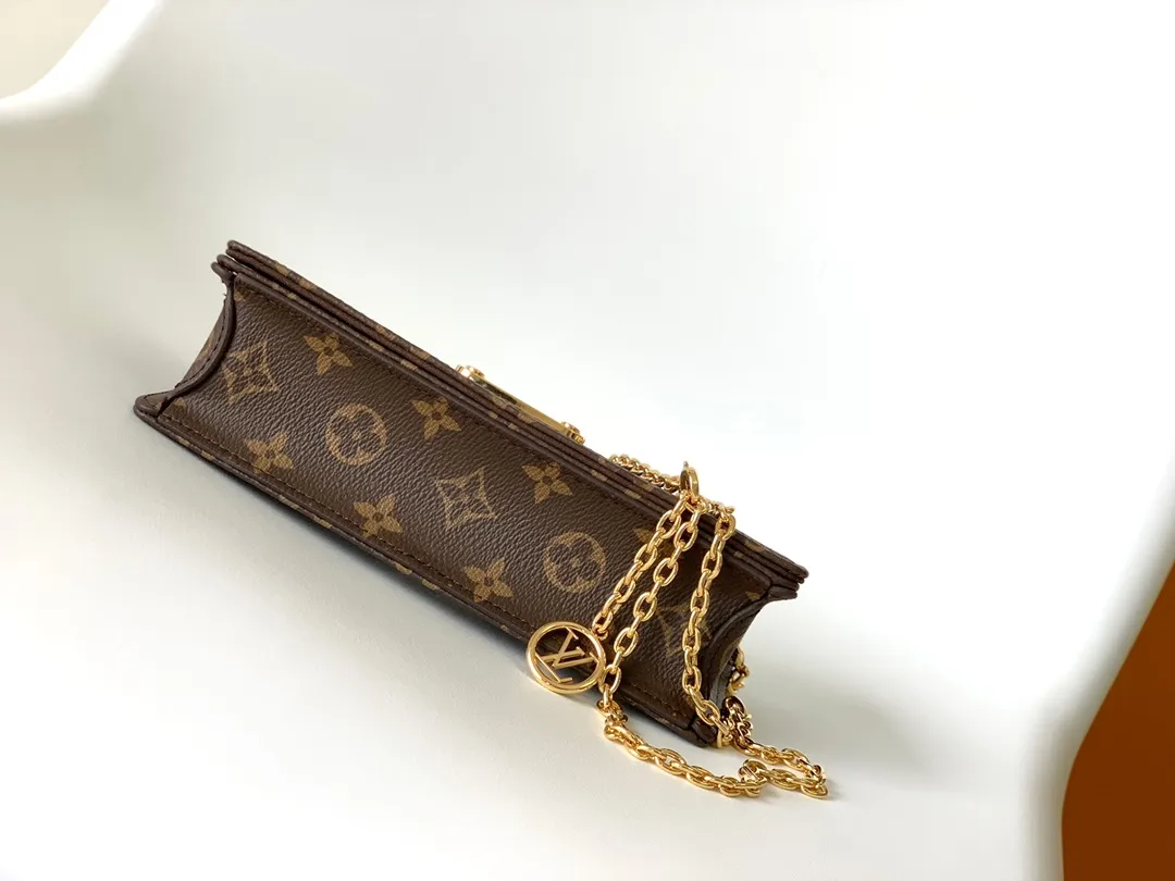 Factory price 480 chip version, M82509 top original order. The Lily Wallet On Chain handbag is cut out of Monogram canvas in a square shape, and the flap is embellished with studs and a Louis Vuitton logo plate. It has ample space to easily store all your day and night needs, and the LV Circle logo is embellished with a detachable and adjustable chain, allowing for a variety of carrying methods. 20.7 x 10.2 x 3.5 cm (L x H x W) • Monoglam coated canvas • Microfiber lining • Metal hardware • Flap closure • Card compartment • Patch pocket • Chain: removable • Chain half length: 51.0 cm