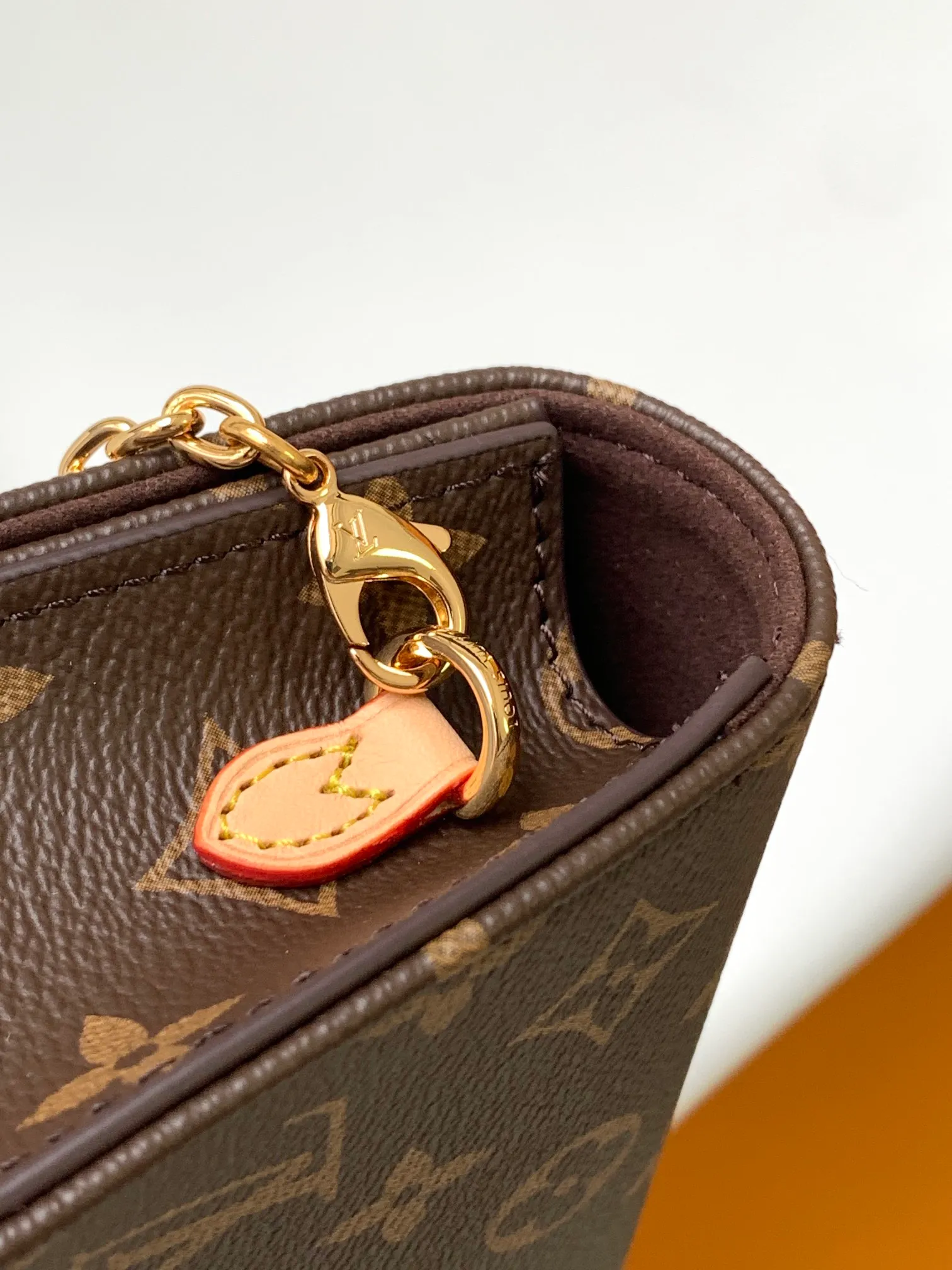 Factory price 480 chip version, M82509 top original order. The Lily Wallet On Chain handbag is cut out of Monogram canvas in a square shape, and the flap is embellished with studs and a Louis Vuitton logo plate. It has ample space to easily store all your day and night needs, and the LV Circle logo is embellished with a detachable and adjustable chain, allowing for a variety of carrying methods. 20.7 x 10.2 x 3.5 cm (L x H x W) • Monoglam coated canvas • Microfiber lining • Metal hardware • Flap closure • Card compartment • Patch pocket • Chain: removable • Chain half length: 51.0 cm
