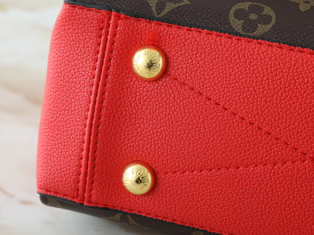 💰260💰Upgraded from the original M43775 M43776 M43777 M43750 This SURENE BB handbag Louis Vuitton's new Surene BB handbag is made of Monogram canvas and grained calfskin, and is equipped with a gold sliding bag chain. Gold metal trim and eye-catching leather trim make it more neat and fashionable. Lightweight, practical, comfortable to carry, easy to match, ideal for fashionable and casual looks. Dimensions: 24.0x 17.0x 11.0 cm