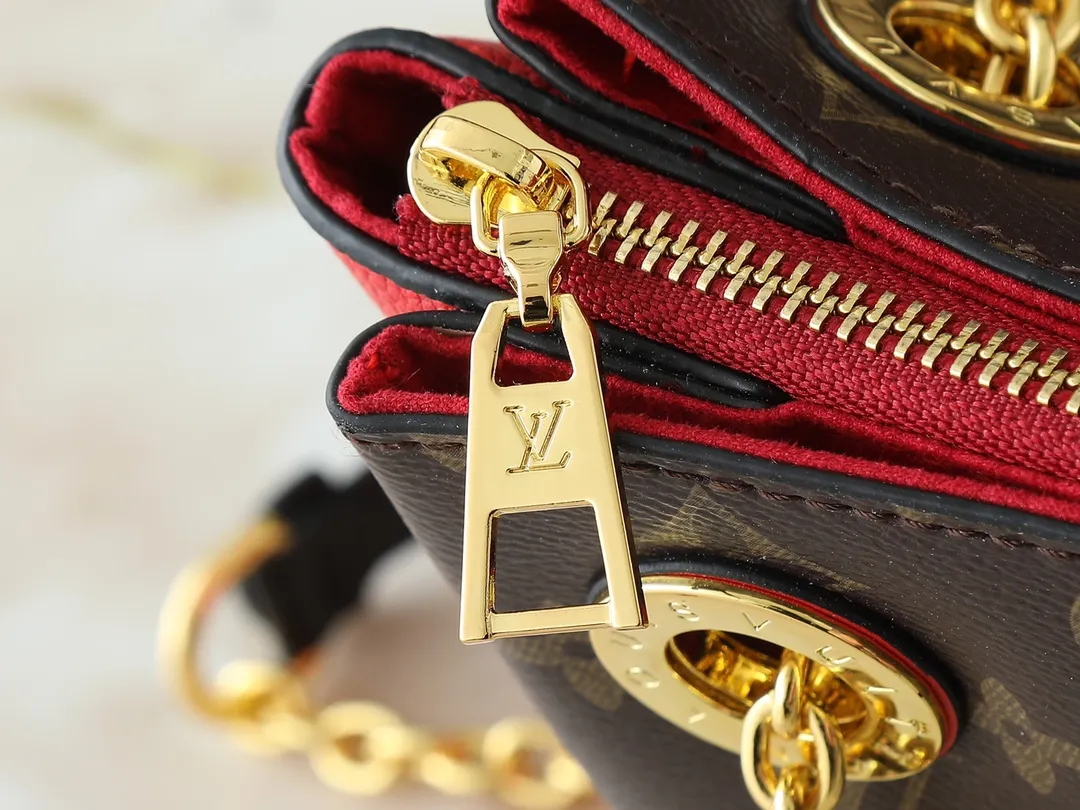 💰260💰Upgraded from the original M43775 M43776 M43777 M43750 This SURENE BB handbag Louis Vuitton's new Surene BB handbag is made of Monogram canvas and grained calfskin, and is equipped with a gold sliding bag chain. Gold metal trim and eye-catching leather trim make it more neat and fashionable. Lightweight, practical, comfortable to carry, easy to match, ideal for fashionable and casual looks. Dimensions: 24.0x 17.0x 11.0 cm