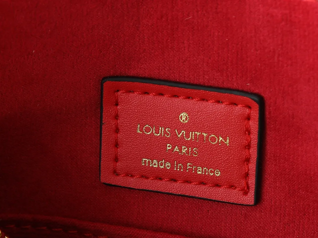 💰260💰Upgraded from the original M43775 M43776 M43777 M43750 This SURENE BB handbag Louis Vuitton's new Surene BB handbag is made of Monogram canvas and grained calfskin, and is equipped with a gold sliding bag chain. Gold metal trim and eye-catching leather trim make it more neat and fashionable. Lightweight, practical, comfortable to carry, easy to match, ideal for fashionable and casual looks. Dimensions: 24.0x 17.0x 11.0 cm