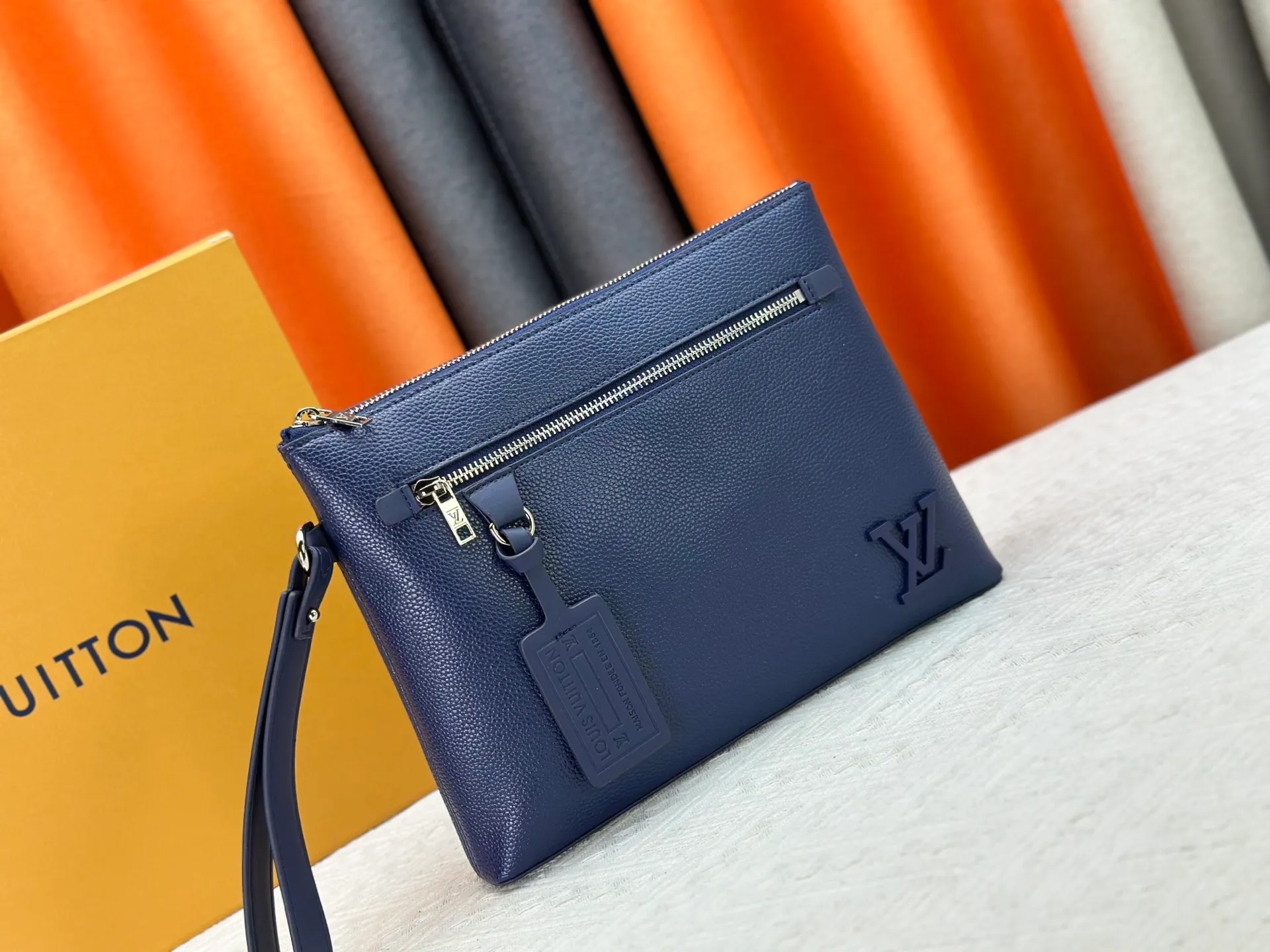 P240 M69837 M81735 M11486 M40504 M40505 Full leather clutch IPAD protective case The new LV Aerogram iPad protective case releases trendy style with a restrained design. The soft and delicate calfskin is like old aviation letterhead, the metal LV letters and customizable labels reveal classic heritage, and elements such as the detachable leather wristband upgrade the functionality. Dimensions: 30 x 22 x 5 cm