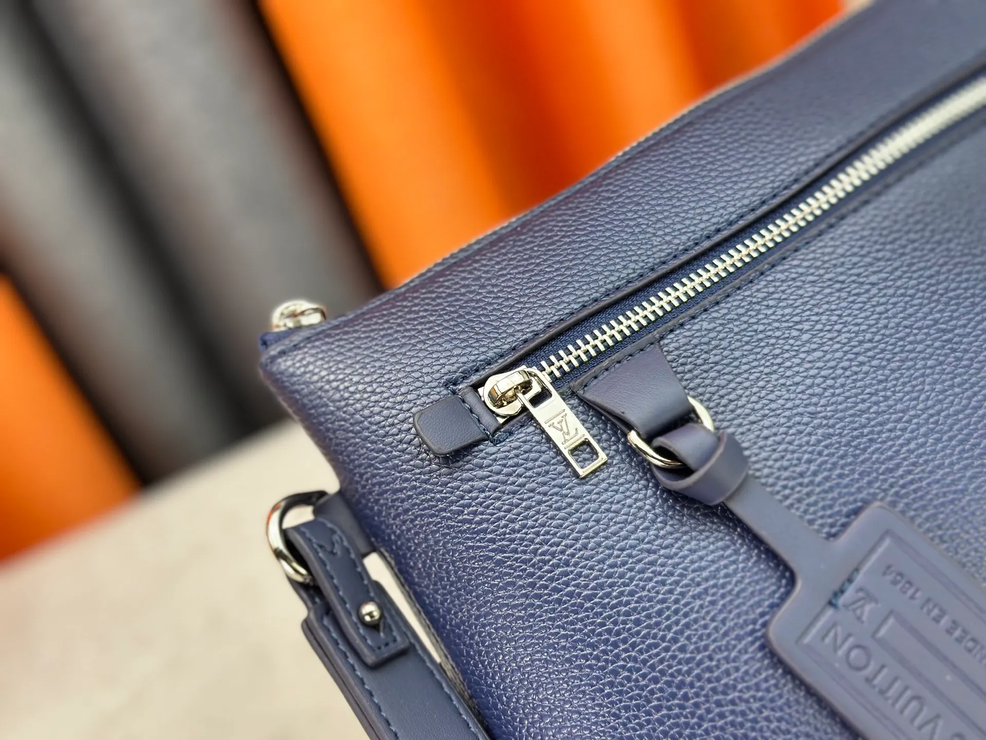 P240 M69837 M81735 M11486 M40504 M40505 Full leather clutch IPAD protective case The new LV Aerogram iPad protective case releases trendy style with a restrained design. The soft and delicate calfskin is like old aviation letterhead, the metal LV letters and customizable labels reveal classic heritage, and elements such as the detachable leather wristband upgrade the functionality. Dimensions: 30 x 22 x 5 cm