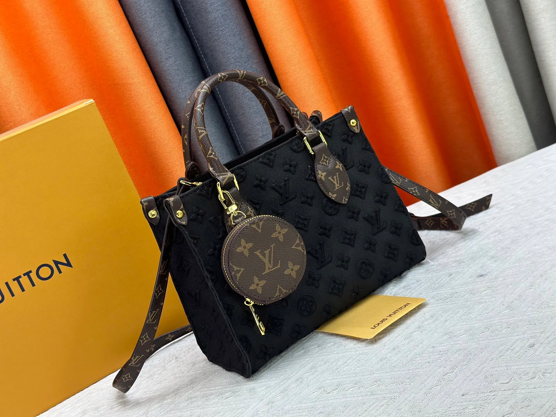 P320 M45659 M46373 Brown embossed Black embossed Gray embossed OnTheGo Small new version The legendary ONTHEGO handbag: made of washed LV Blason denim, with deep tones to enhance the gradient effect of the LV letters, showing Pharrell Williams' creative ingenuity in translating graceful music into fashion language. The zippered front pocket provides easy access to everyday items, while the drawstring closure and magnetic laces provide ample space. Detailed features25x11x19 cm