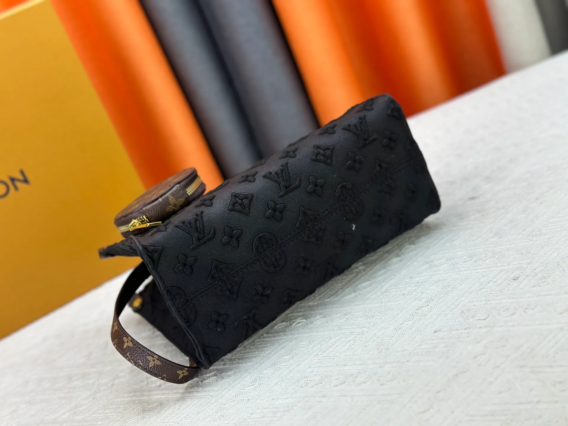 P320 M45659 M46373 Brown embossed Black embossed Gray embossed OnTheGo Small new version The legendary ONTHEGO handbag: made of washed LV Blason denim, with deep tones to enhance the gradient effect of the LV letters, showing Pharrell Williams' creative ingenuity in translating graceful music into fashion language. The zippered front pocket provides easy access to everyday items, while the drawstring closure and magnetic laces provide ample space. Detailed features25x11x19 cm