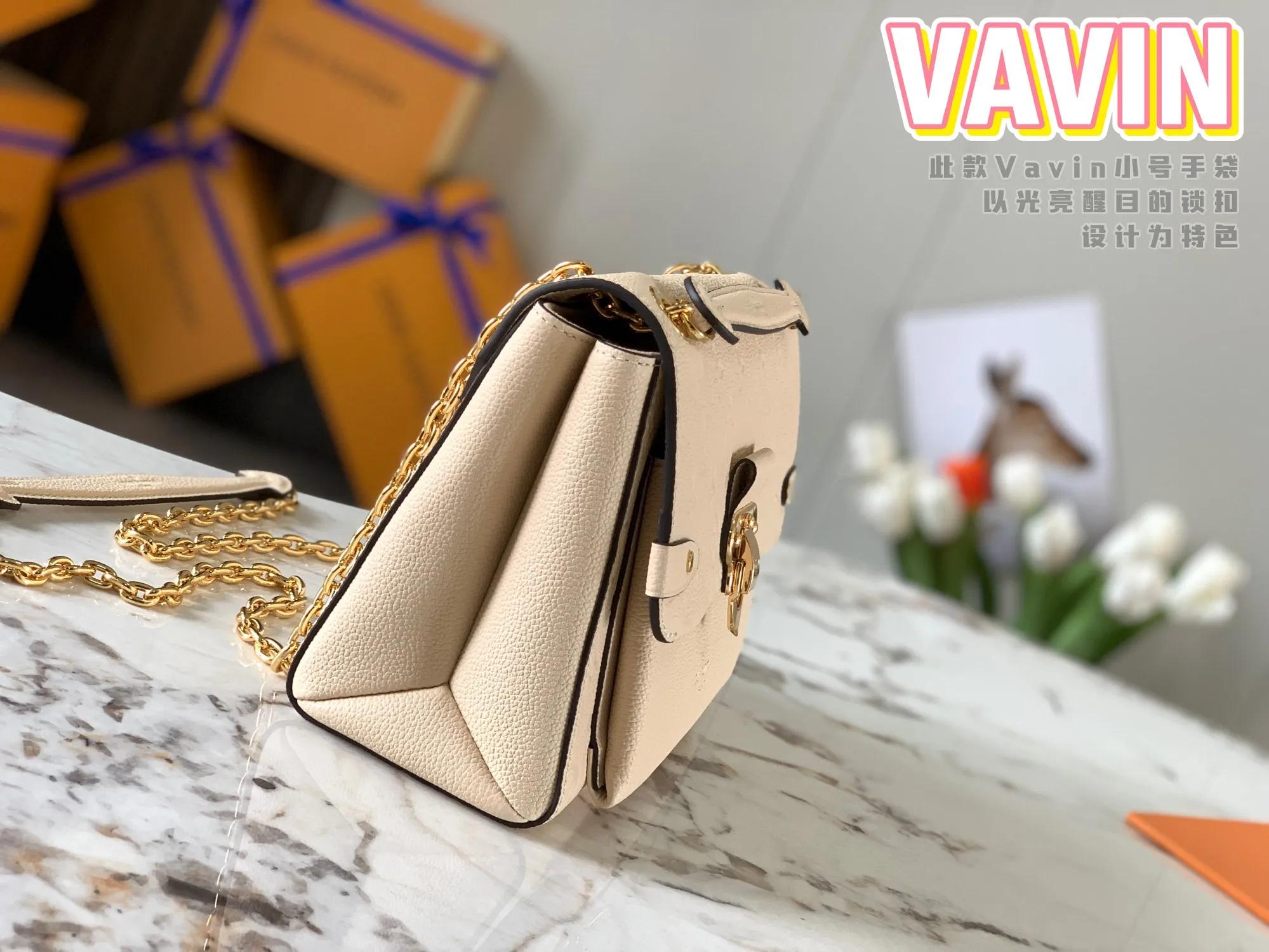 P1360 [Original leather 💋 M43936 milk white embossed] This small VAVIN handbag is made of a mixture of smooth and embossed Monogram Empreinte cowhide. This small Vavin handbag features a bright and eye-catching lock design. Soft and lightweight, fashionable and casual, an easy choice for daily carrying. Comes with an adjustable leather chain strap that can be worn on the shoulder or cross-body. Detailed dimensions: 25.0 x 17.0 x 9.5 cm