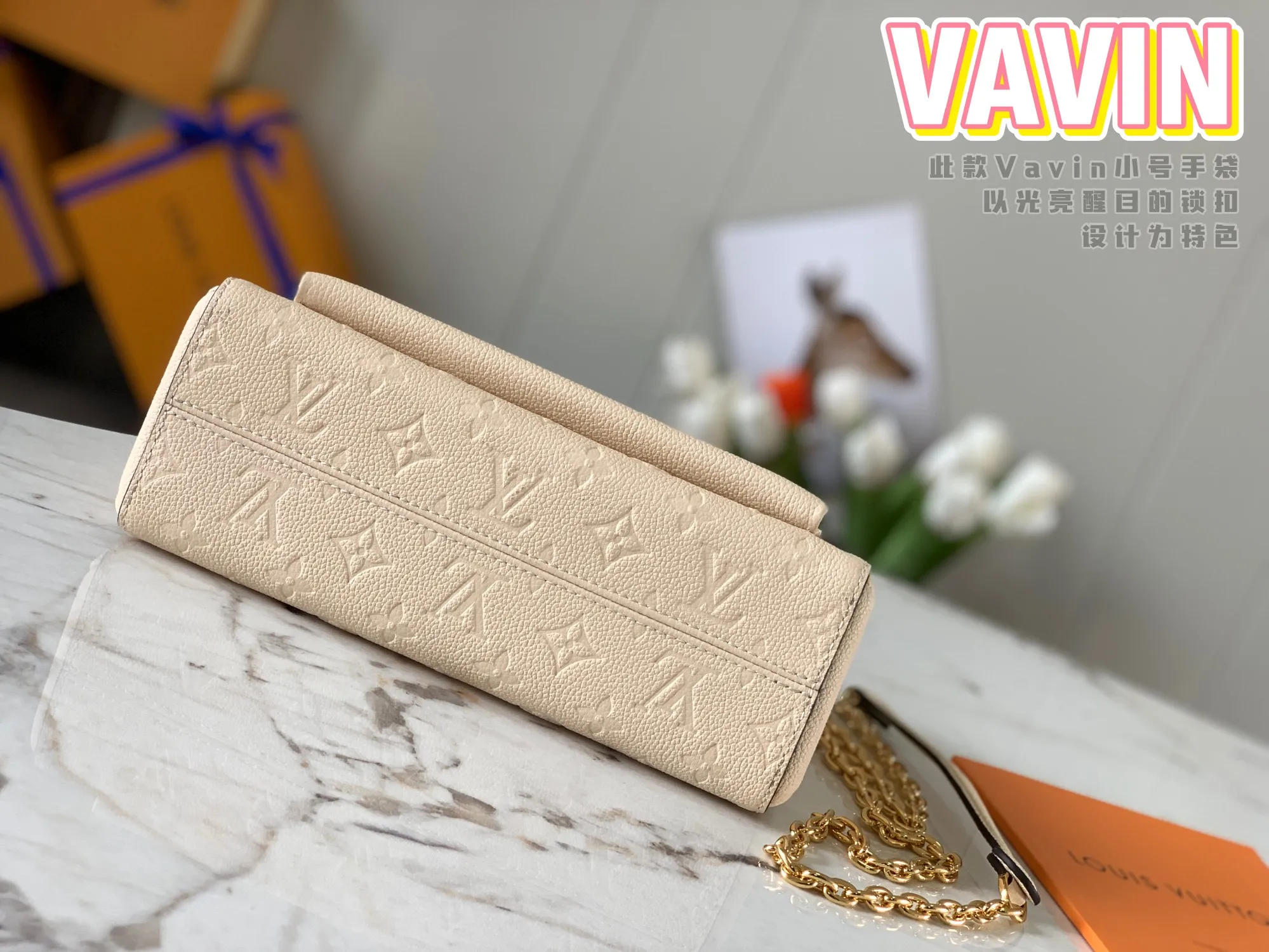 P1360 [Original leather 💋 M43936 milk white embossed] This small VAVIN handbag is made of a mixture of smooth and embossed Monogram Empreinte cowhide. This small Vavin handbag features a bright and eye-catching lock design. Soft and lightweight, fashionable and casual, an easy choice for daily carrying. Comes with an adjustable leather chain strap that can be worn on the shoulder or cross-body. Detailed dimensions: 25.0 x 17.0 x 9.5 cm