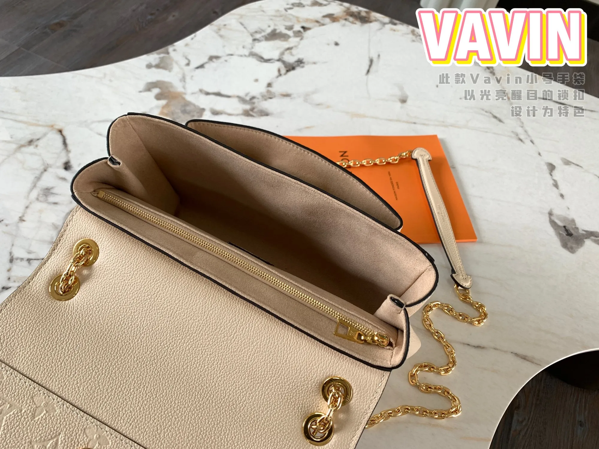 P1360 [Original leather 💋 M43936 milk white embossed] This small VAVIN handbag is made of a mixture of smooth and embossed Monogram Empreinte cowhide. This small Vavin handbag features a bright and eye-catching lock design. Soft and lightweight, fashionable and casual, an easy choice for daily carrying. Comes with an adjustable leather chain strap that can be worn on the shoulder or cross-body. Detailed dimensions: 25.0 x 17.0 x 9.5 cm