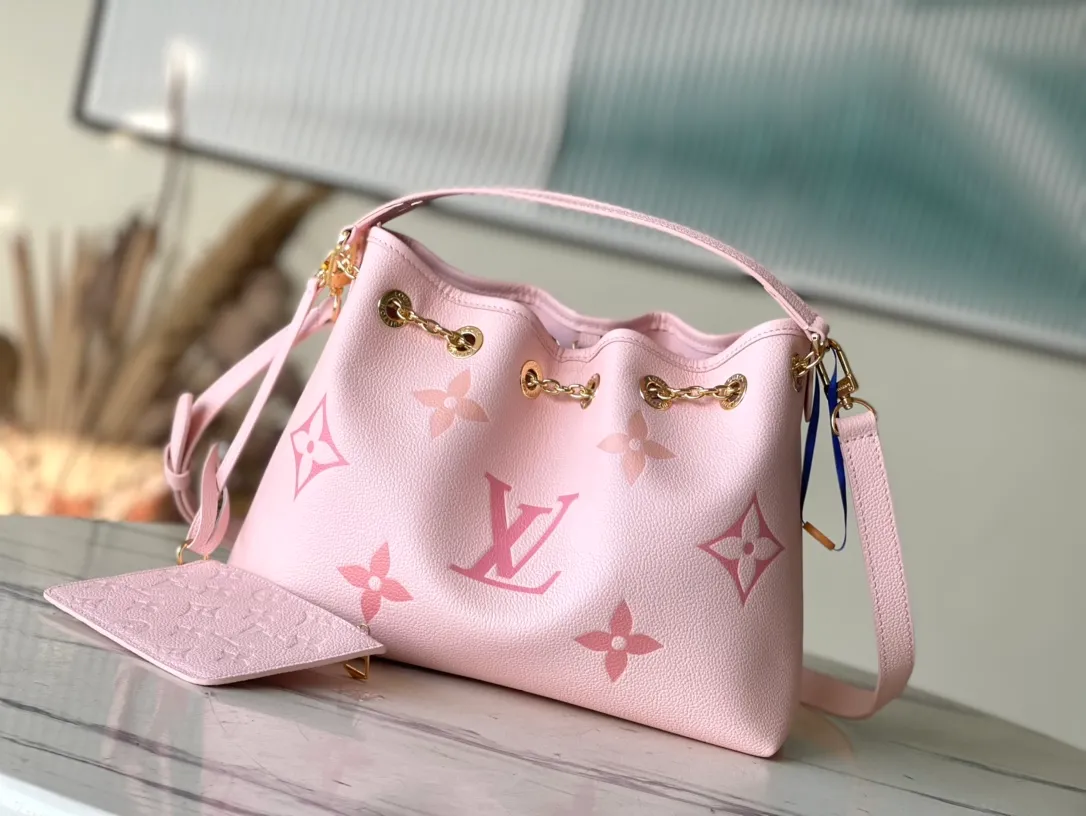 💰1260 (top layer leather) top original order M46492 pink silk screen full leather chain bag bucket bag series This Summer Bundle handbag is from the Dégradé series. The new drawstring design adds a summer atmosphere. The Monogram Empreinte embossed leather bag features a gradient tone to brighten any seasonal look. The double handles and detachable cross-body strap provide a variety of stylish carrying options, making it a great companion for travel day and night. Size: 28*20*11.5cm