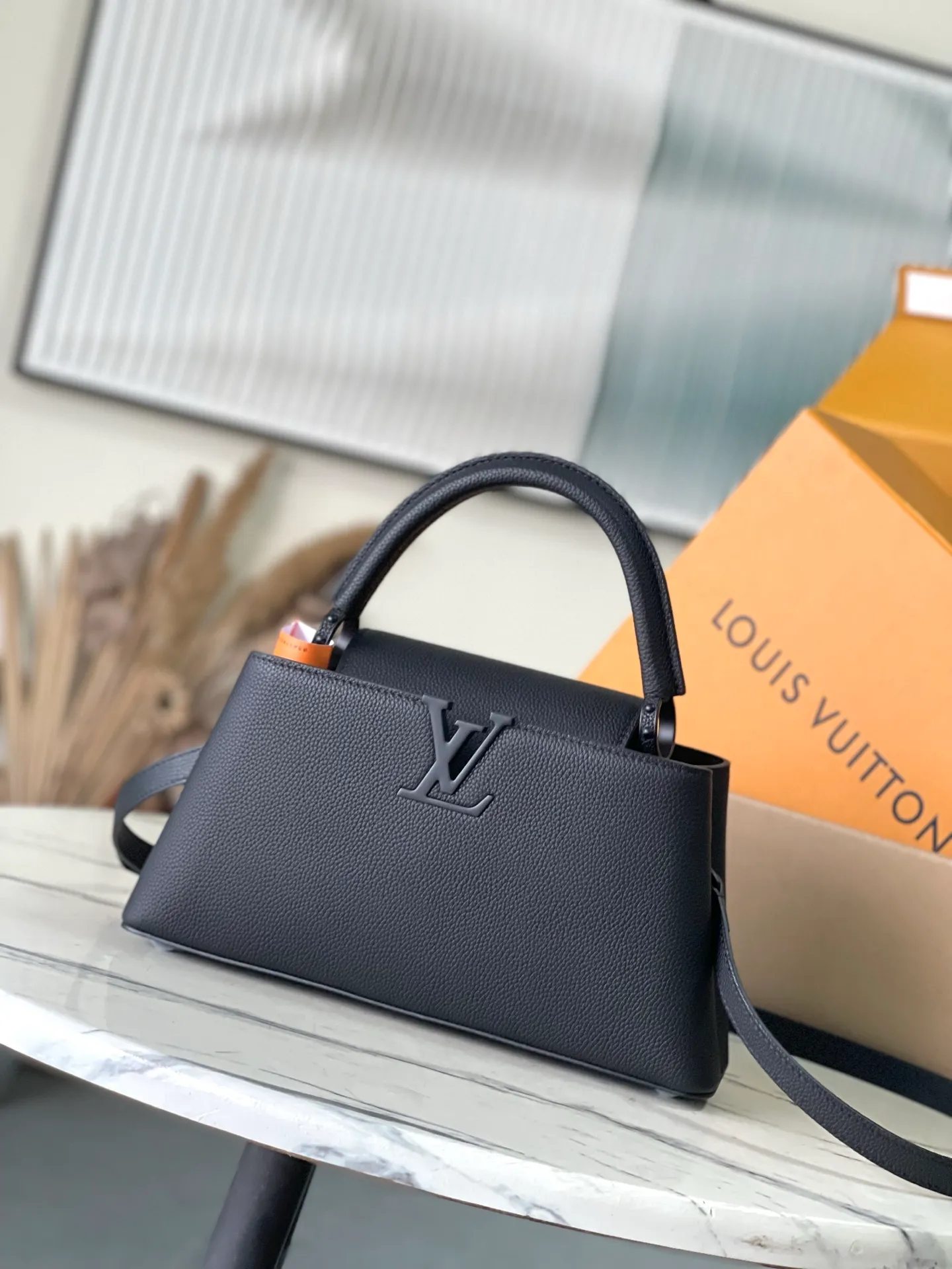 💰2260 "Special Grade Original Leather" M23947 Black Paint Medium This Capucines medium handbag adopts a horizontal configuration, bringing a new interpretation to the brand's classic design. The luxurious Taurillon leather and metal hardware have a matte texture, and there's plenty of room to easily store your cell phone, long wallet and other daily necessities. Removable and adjustable leather shoulder strap allows for more styling possibilities. Dimensions: 33 × 19 × 9 cm