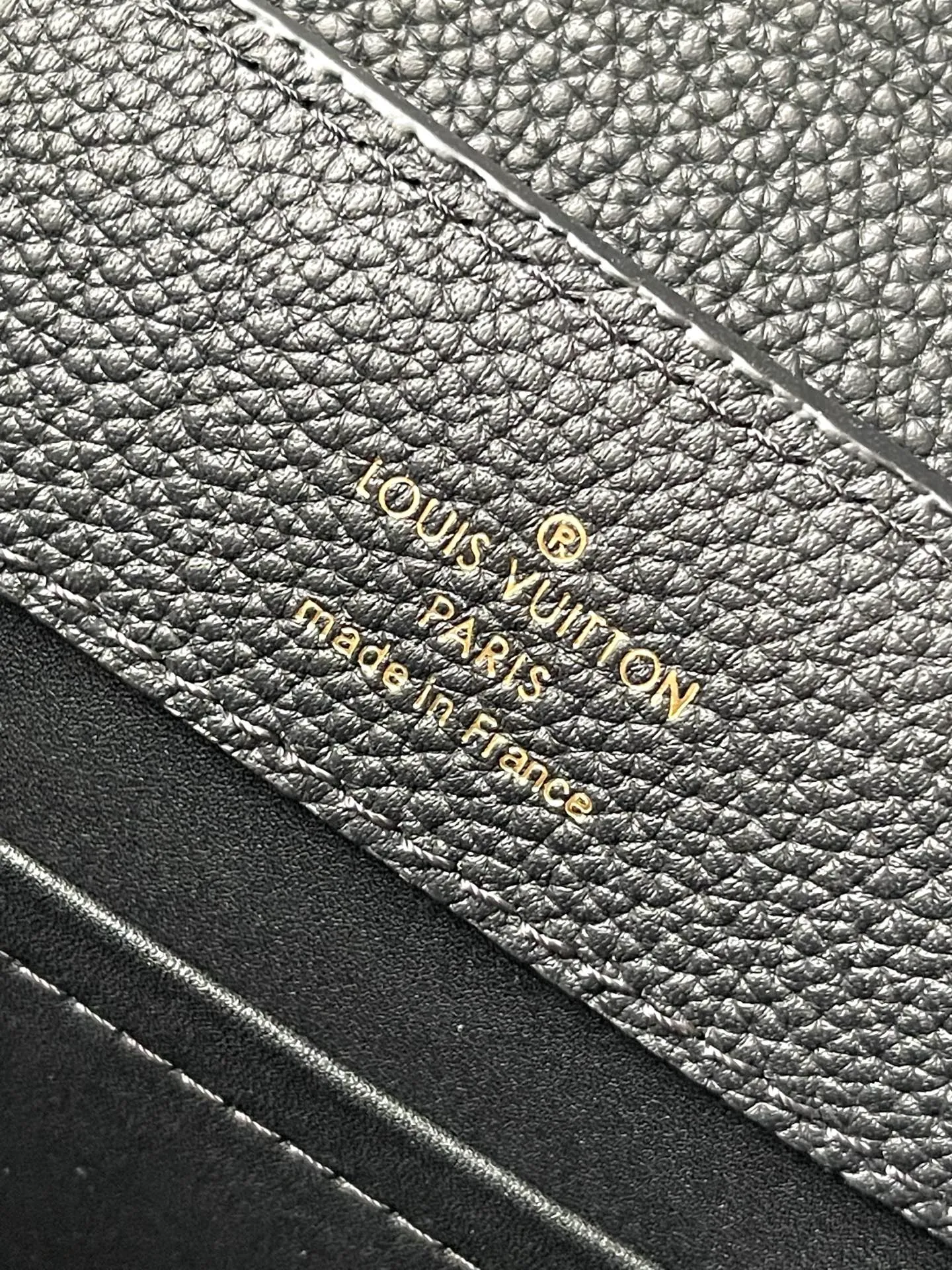 💰2260 "Special Grade Original Leather" M23947 Black Paint Medium This Capucines medium handbag adopts a horizontal configuration, bringing a new interpretation to the brand's classic design. The luxurious Taurillon leather and metal hardware have a matte texture, and there's plenty of room to easily store your cell phone, long wallet and other daily necessities. Removable and adjustable leather shoulder strap allows for more styling possibilities. Dimensions: 33 × 19 × 9 cm