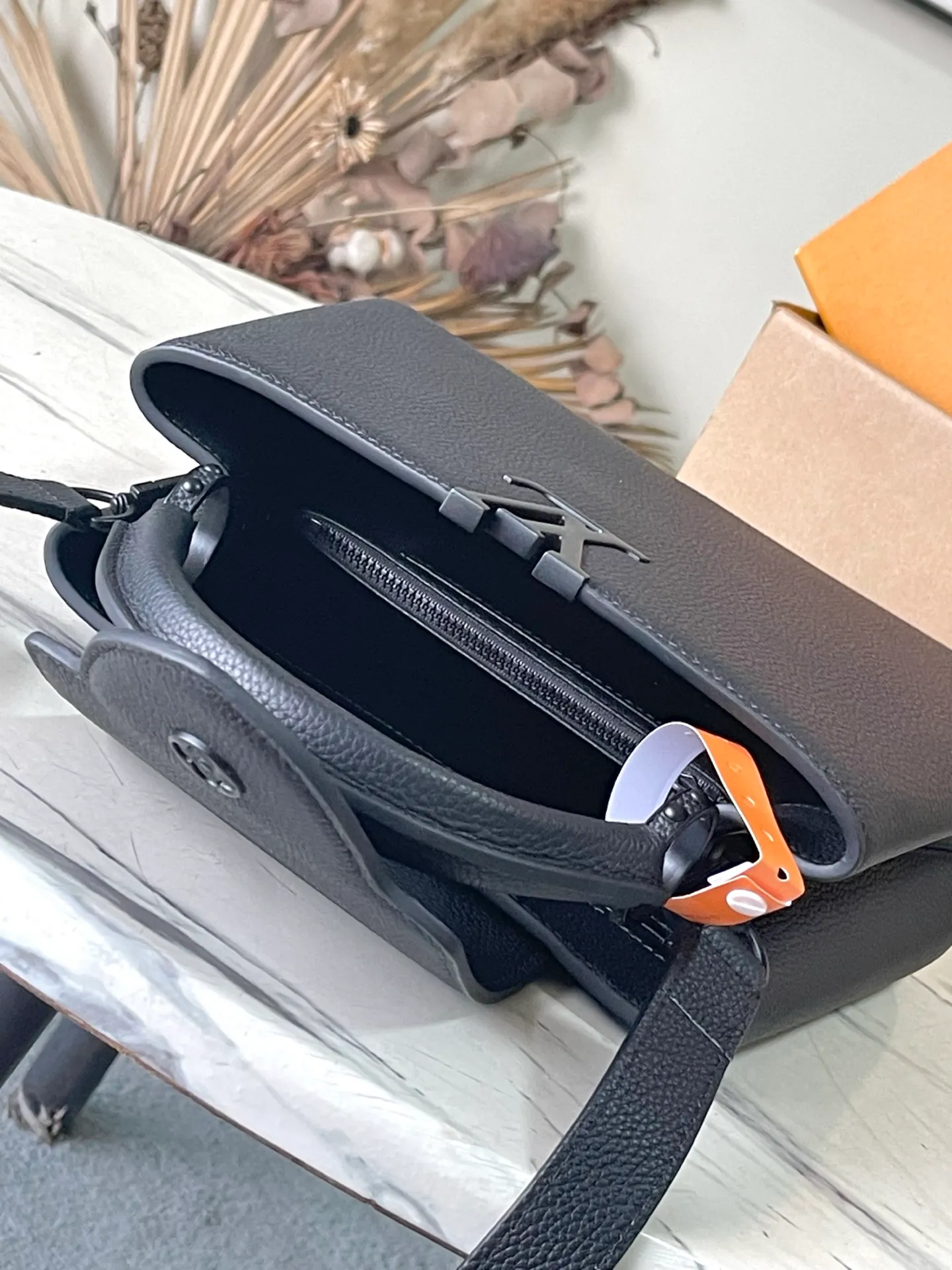 💰2260 "Special Grade Original Leather" M23947 Black Paint Medium This Capucines medium handbag adopts a horizontal configuration, bringing a new interpretation to the brand's classic design. The luxurious Taurillon leather and metal hardware have a matte texture, and there's plenty of room to easily store your cell phone, long wallet and other daily necessities. Removable and adjustable leather shoulder strap allows for more styling possibilities. Dimensions: 33 × 19 × 9 cm