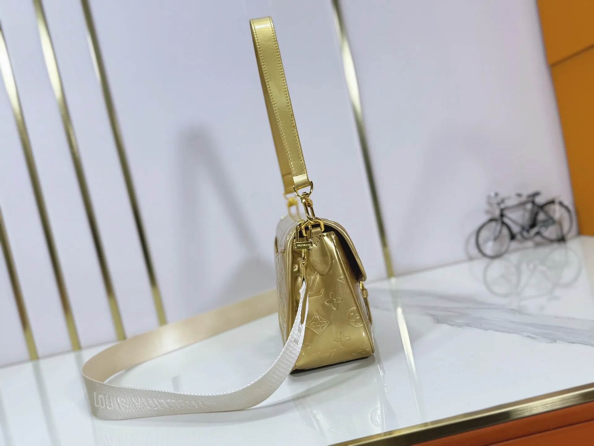 Batch 260 Upgraded Original M45985 M45988 Gold Silver This Diane handbag is decorated with classic Monogram cow leather and dazzling metal parts, using modern touches to interpret the new season interest. The zippered interior pocket keeps valuables secure, and the removable leather shoulder strap allows for a variety of carrying options. Dimensions: 24.0 x 15.0 x 9.0 cm (length x height x width)