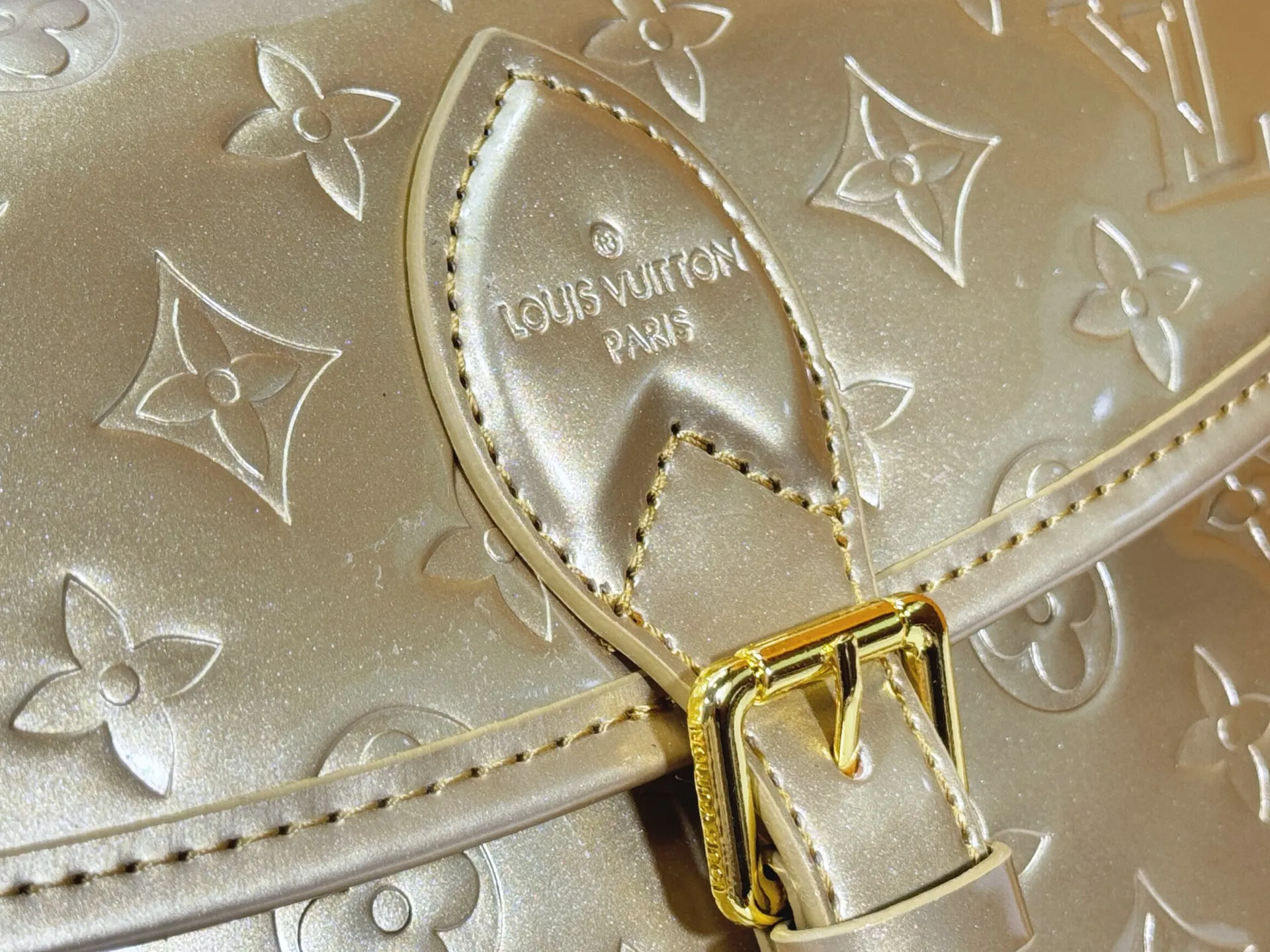 Batch 260 Upgraded Original M45985 M45988 Gold Silver This Diane handbag is decorated with classic Monogram cow leather and dazzling metal parts, using modern touches to interpret the new season interest. The zippered interior pocket keeps valuables secure, and the removable leather shoulder strap allows for a variety of carrying options. Dimensions: 24.0 x 15.0 x 9.0 cm (length x height x width)