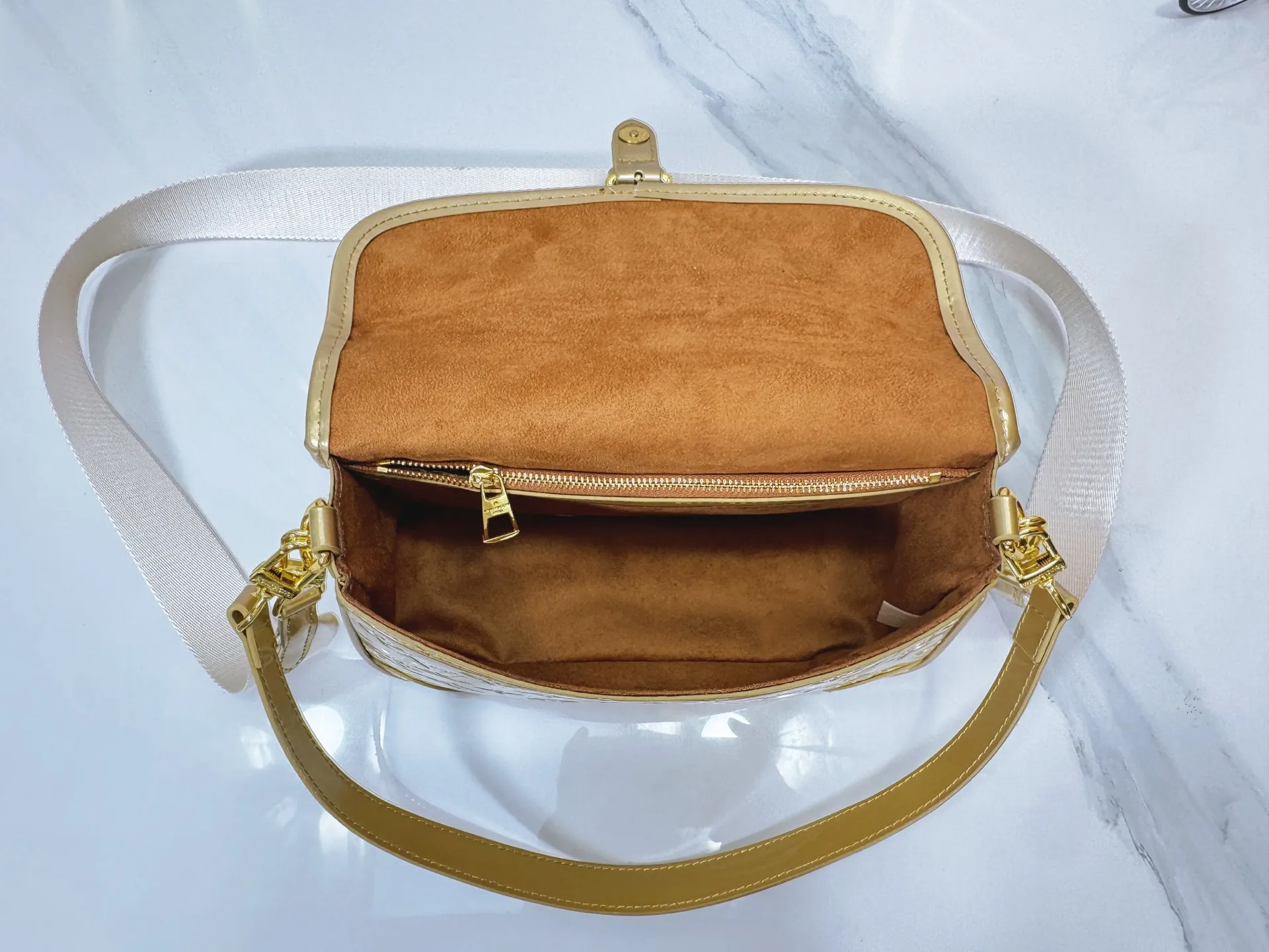 Batch 260 Upgraded Original M45985 M45988 Gold Silver This Diane handbag is decorated with classic Monogram cow leather and dazzling metal parts, using modern touches to interpret the new season interest. The zippered interior pocket keeps valuables secure, and the removable leather shoulder strap allows for a variety of carrying options. Dimensions: 24.0 x 15.0 x 9.0 cm (length x height x width)