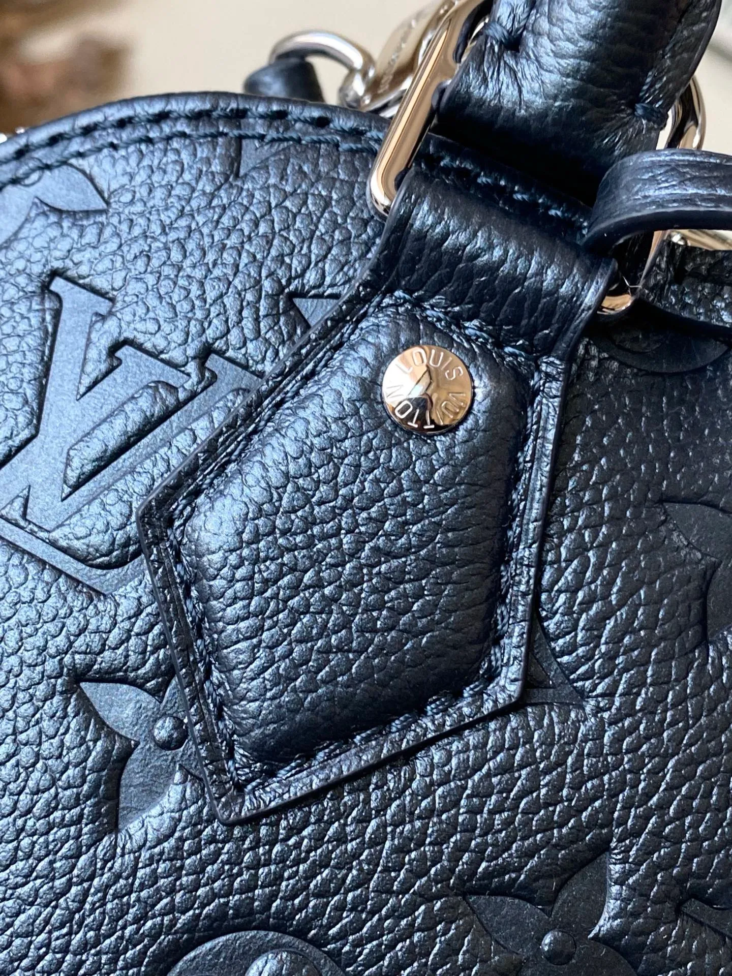💰1140 (top layer leather) Top original order M26686 Pearlescent Blue This LV Ski version of the Alma BB bag is inspired by the magic of winter nights and decorated with this season’s exclusive sparkling hue. The model is made of Monogram Empreinte leather and features an iridescent finish and a removable tri-color metal charm that can be attached to other accessories. Among the signature details is a key bell, as well as a keyed silver padlock that pays homage to the house's suitcase heritage. Dimensions: 23.5 x 17.5 x 11.5 cm