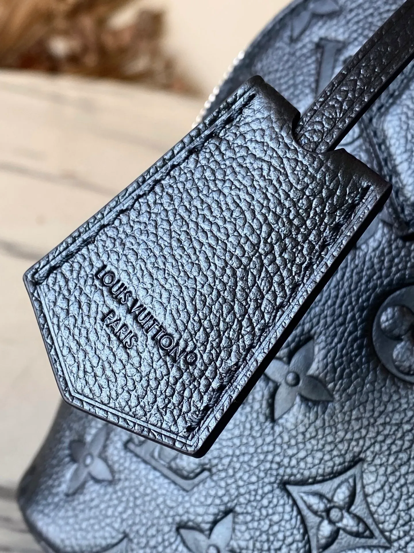 💰1140 (top layer leather) Top original order M26686 Pearlescent Blue This LV Ski version of the Alma BB bag is inspired by the magic of winter nights and decorated with this season’s exclusive sparkling hue. The model is made of Monogram Empreinte leather and features an iridescent finish and a removable tri-color metal charm that can be attached to other accessories. Among the signature details is a key bell, as well as a keyed silver padlock that pays homage to the house's suitcase heritage. Dimensions: 23.5 x 17.5 x 11.5 cm