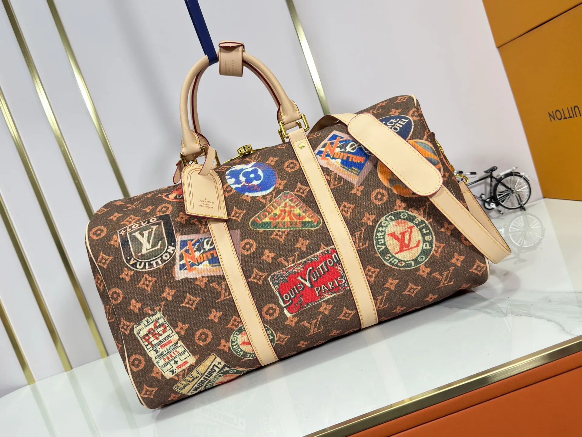 P360 M41418 M14736 This model is "Kipol 45" sewn with a single piece of canvas. The Louis Vuitton travel sticker pack creates a gorgeous vibe and is perfect for any traveler. The leather trimming that further enhances the retro-style charm is also attractive. The optional carry-on bag (which varies by airline and device used) features two top handles and removable and adjustable shoulder straps for multiple carrying options.  45,0
