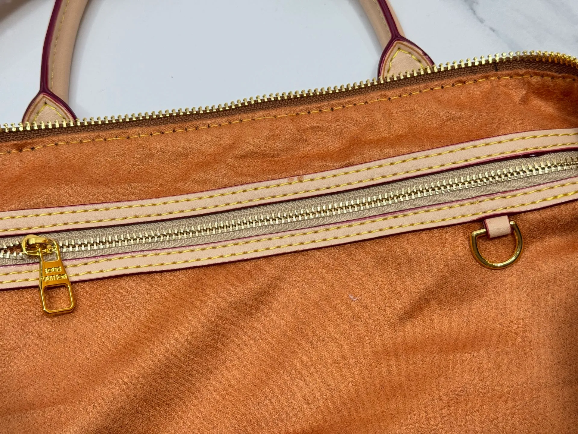 P360 M41418 M14736 This model is "Kipol 45" sewn with a single piece of canvas. The Louis Vuitton travel sticker pack creates a gorgeous vibe and is perfect for any traveler. The leather trimming that further enhances the retro-style charm is also attractive. The optional carry-on bag (which varies by airline and device used) features two top handles and removable and adjustable shoulder straps for multiple carrying options.  45,0