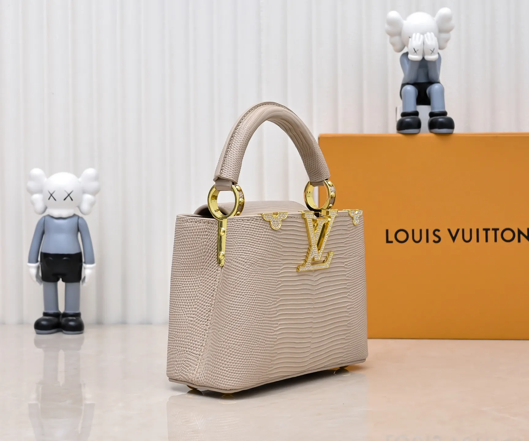 Top original P420 Guangzhou goods M12296 apricot lizard leather with gold diamond corolla🔺This Capucines mini handbag is wrapped in gorgeous lizard leather and lined with delicate sheepskin, embellished with dazzling metal parts. The flip cover reads LV letters inside, and a Monogram flower blooms when turned out. Its compact size makes it a dazzling choice for evening occasions. Detailed features 21 x 14 x 8 cm (length x height x width