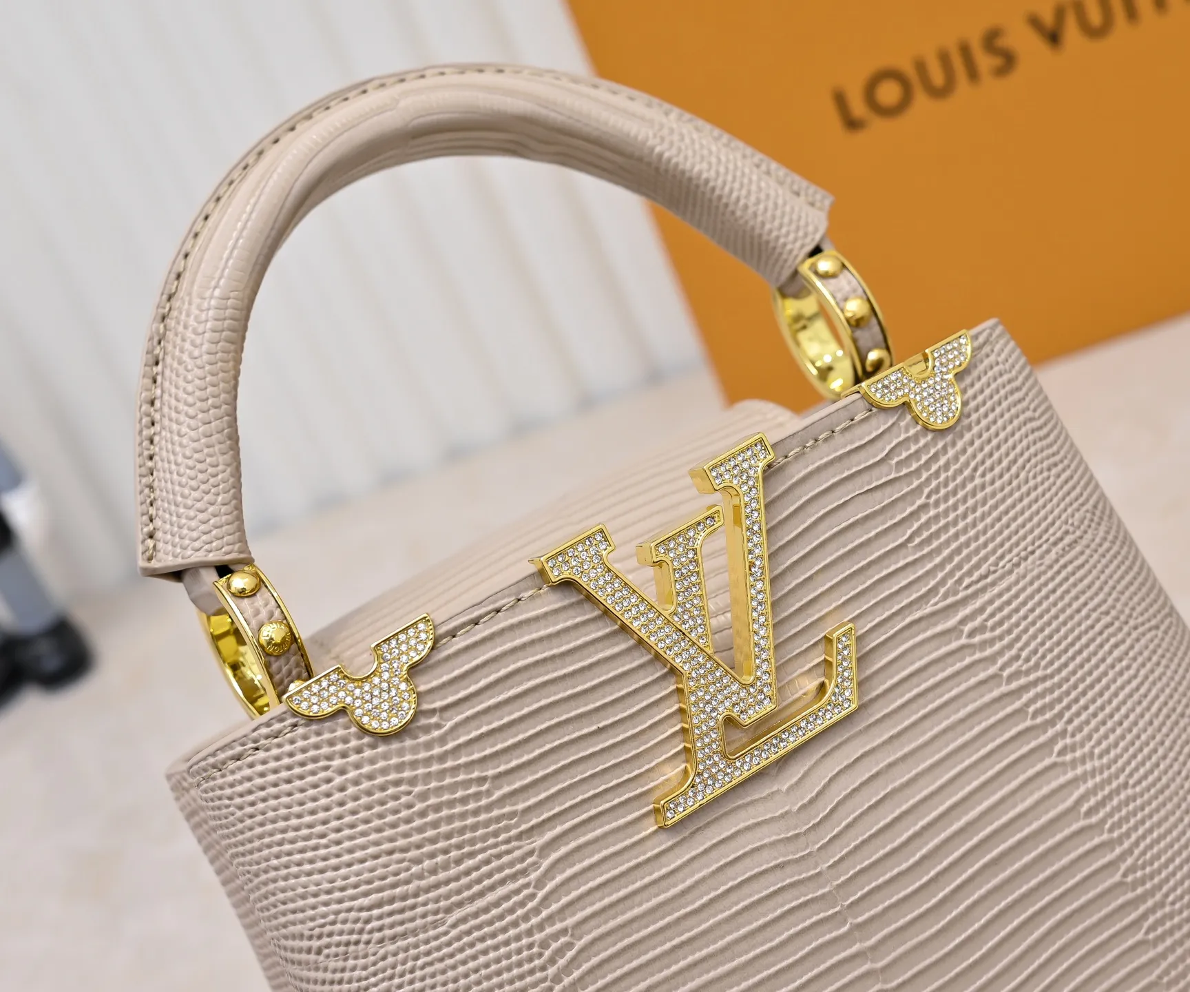 Top original P420 Guangzhou goods M12296 apricot lizard leather with gold diamond corolla🔺This Capucines mini handbag is wrapped in gorgeous lizard leather and lined with delicate sheepskin, embellished with dazzling metal parts. The flip cover reads LV letters inside, and a Monogram flower blooms when turned out. Its compact size makes it a dazzling choice for evening occasions. Detailed features 21 x 14 x 8 cm (length x height x width