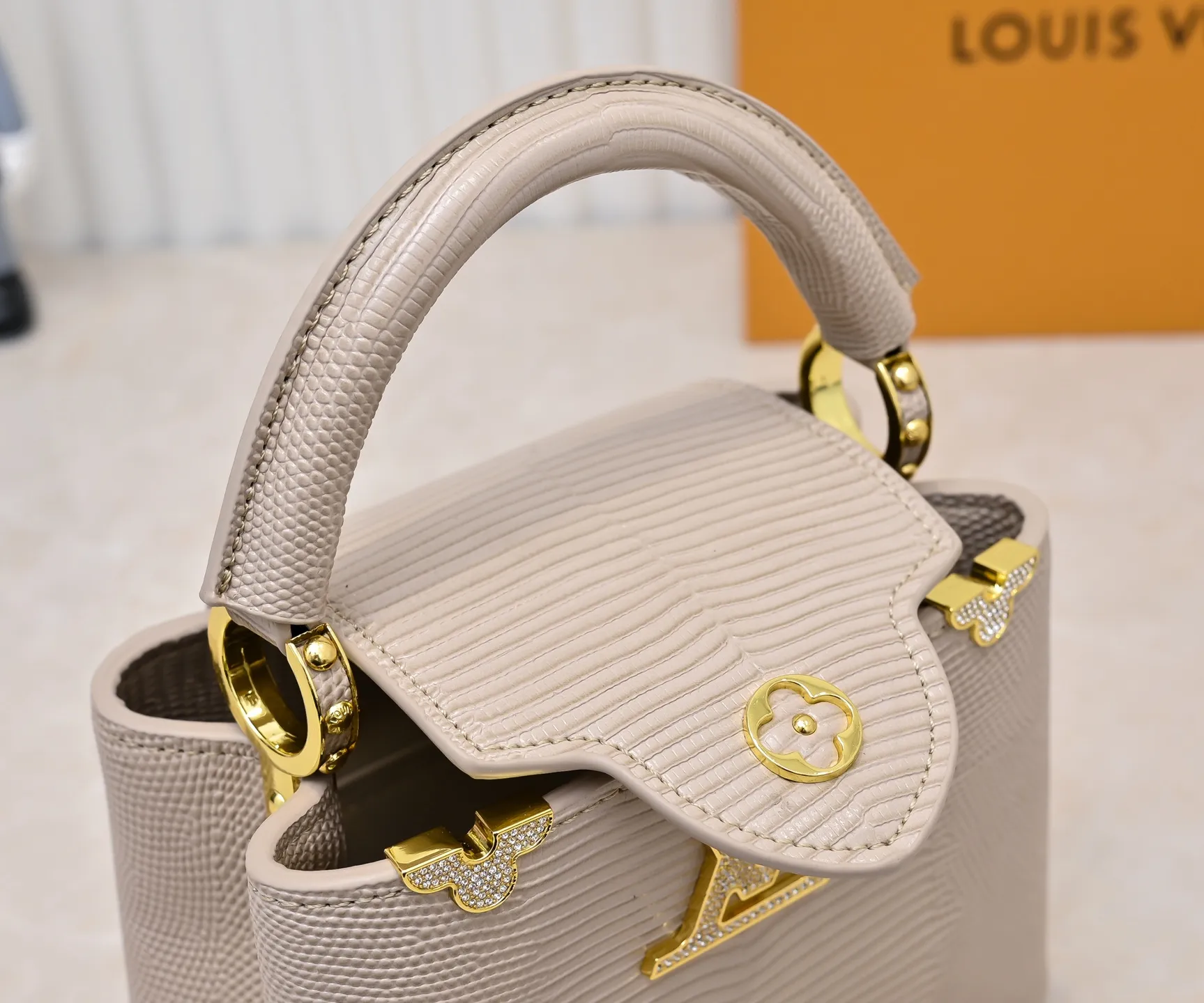 Top original P420 Guangzhou goods M12296 apricot lizard leather with gold diamond corolla🔺This Capucines mini handbag is wrapped in gorgeous lizard leather and lined with delicate sheepskin, embellished with dazzling metal parts. The flip cover reads LV letters inside, and a Monogram flower blooms when turned out. Its compact size makes it a dazzling choice for evening occasions. Detailed features 21 x 14 x 8 cm (length x height x width