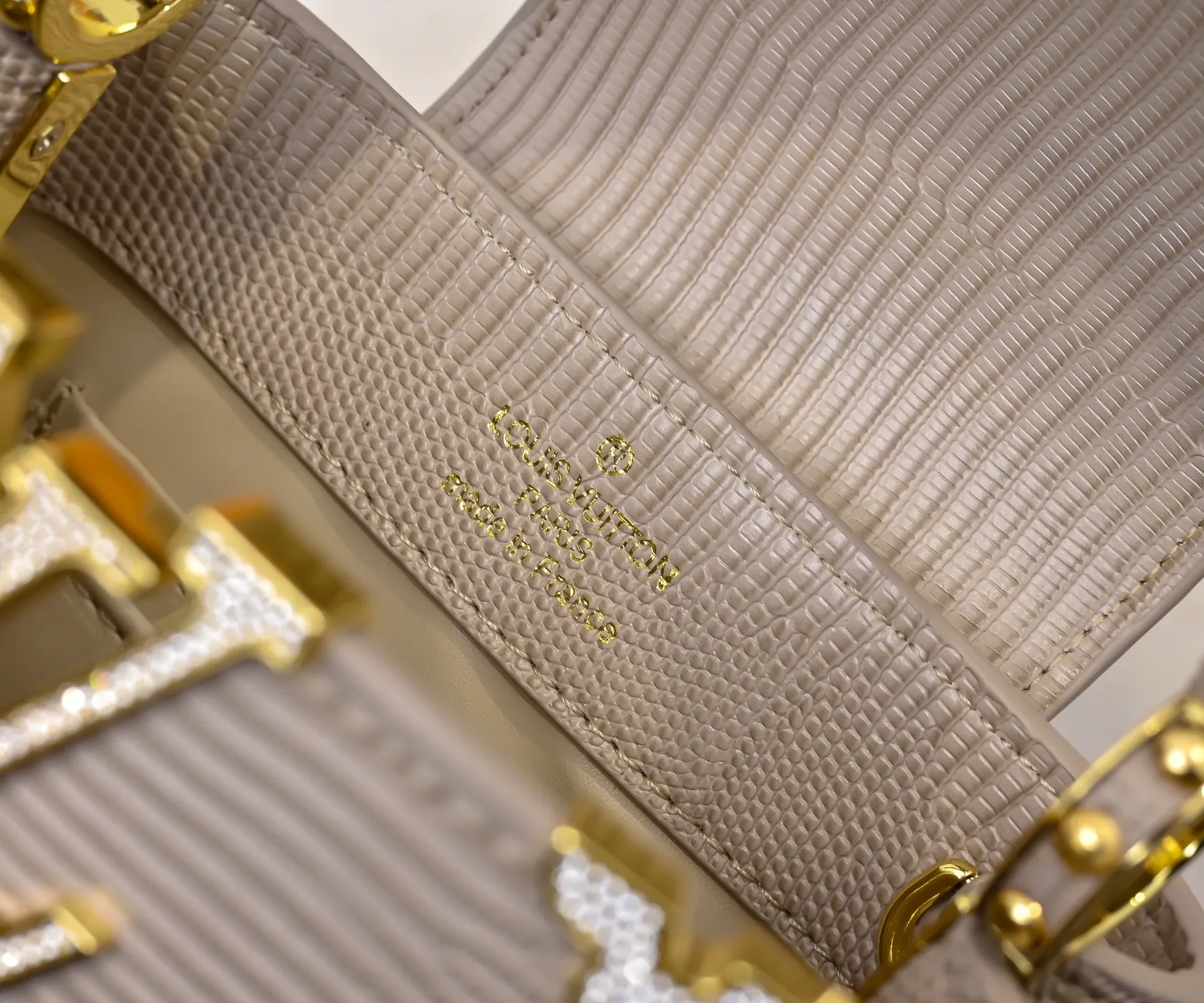 Top original P420 Guangzhou goods M12296 apricot lizard leather with gold diamond corolla🔺This Capucines mini handbag is wrapped in gorgeous lizard leather and lined with delicate sheepskin, embellished with dazzling metal parts. The flip cover reads LV letters inside, and a Monogram flower blooms when turned out. Its compact size makes it a dazzling choice for evening occasions. Detailed features 21 x 14 x 8 cm (length x height x width