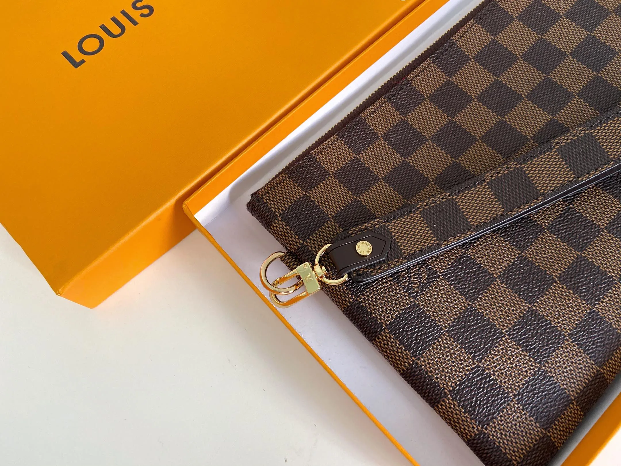 💰130 💎Inspired by Louis Vuitton’s classic suitcases, this City bag is made of Monogram canvas and decorated with printed embroidered patches, reminiscent of suitcase stickers from the late 19th century. A removable wrist strap adds practicality and style to this versatile bag design. Style number: M63447. Dimensions: 16.0 x 23.0 x 0.3 cm (length x height x width)