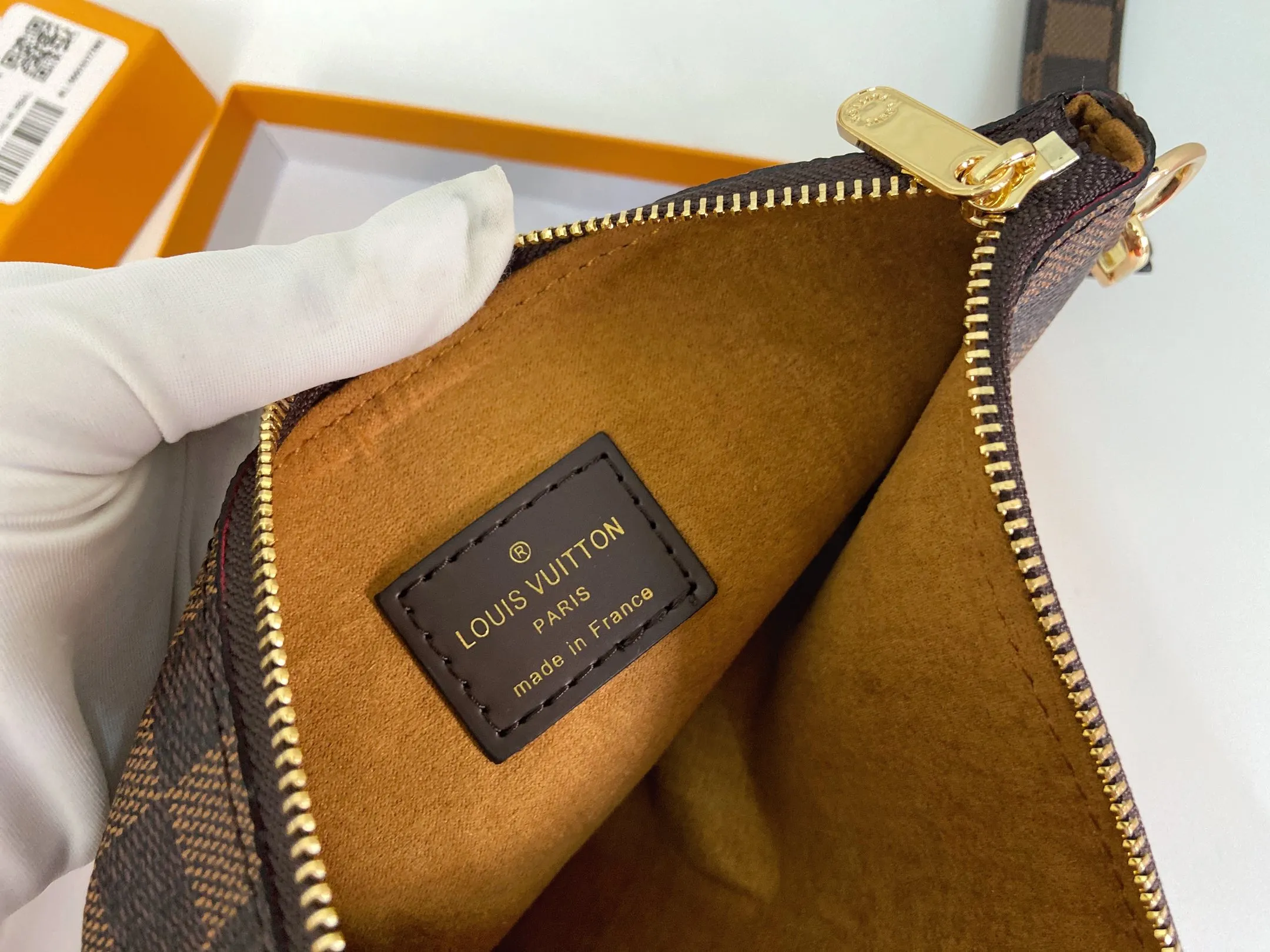 💰130 💎Inspired by Louis Vuitton’s classic suitcases, this City bag is made of Monogram canvas and decorated with printed embroidered patches, reminiscent of suitcase stickers from the late 19th century. A removable wrist strap adds practicality and style to this versatile bag design. Style number: M63447. Dimensions: 16.0 x 23.0 x 0.3 cm (length x height x width)