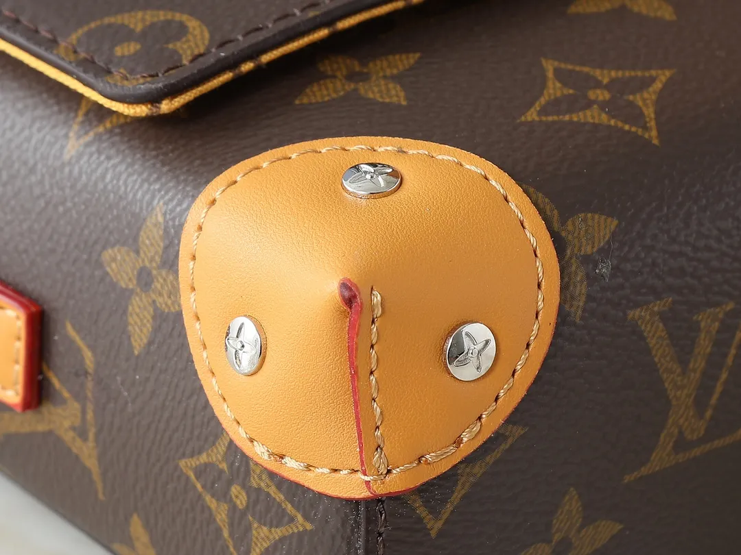 💰240💰Upgraded from the original M81746 M82917 M82916 M82918 M83613 M40674 This Steamer mini handbag is made of bright Taurillon leather and tells the inspiration of the brand's traditional Steamer hard case. A signature pin and chain add a classic touch, while an interior zip pocket and magnetic closure ensure secure storage. Dimensions: 18.0 x 11.0 x 6.5 cm (length x height x width)