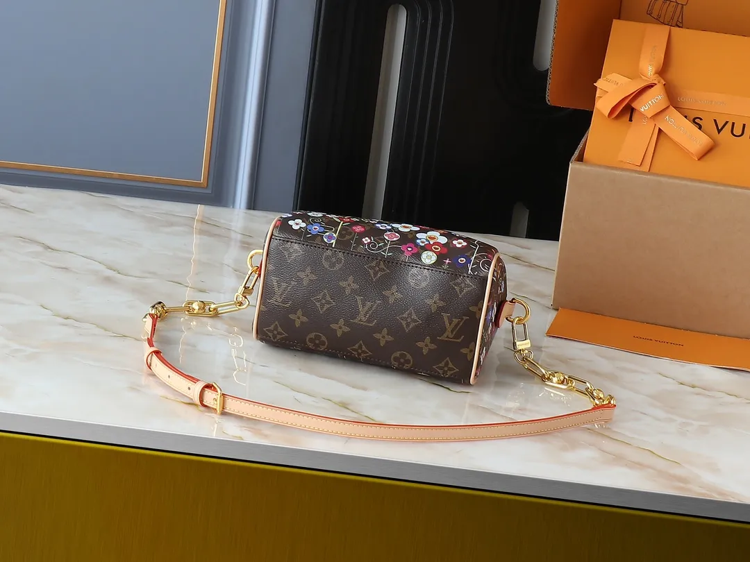💰240💰Upgraded original version 🔥Version hardware shoulder strap🔥M14175 M46234 This Speedy Bandoulière 20 handbag combines Monogram canvas and cow leather trim, and uses the bright elements of the Louis Vuitton x Murakami reissue series to convey trendy style. The Monogram floral pattern is recreated in Murakami's "super-flat" artistic concept on the front and back, and the zipper closure is decorated with a dazzling padlock. Toron handles and a detachable and adjustable chain allow for comfortable carrying. Dimensions: 20.5 x 13.5 x 12.0 cm (length x height x width)