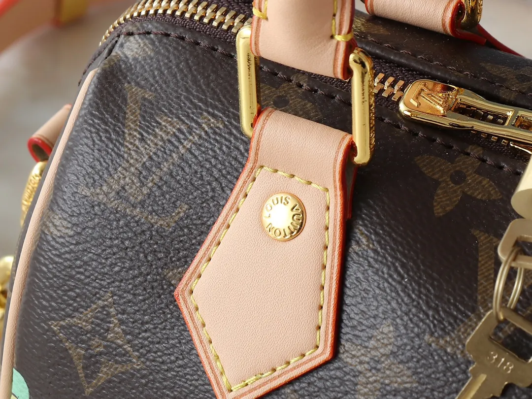 💰240💰Upgraded original version 🔥Version hardware shoulder strap🔥M14175 M46234 This Speedy Bandoulière 20 handbag combines Monogram canvas and cow leather trim, and uses the bright elements of the Louis Vuitton x Murakami reissue series to convey trendy style. The Monogram floral pattern is recreated in Murakami's "super-flat" artistic concept on the front and back, and the zipper closure is decorated with a dazzling padlock. Toron handles and a detachable and adjustable chain allow for comfortable carrying. Dimensions: 20.5 x 13.5 x 12.0 cm (length x height x width)