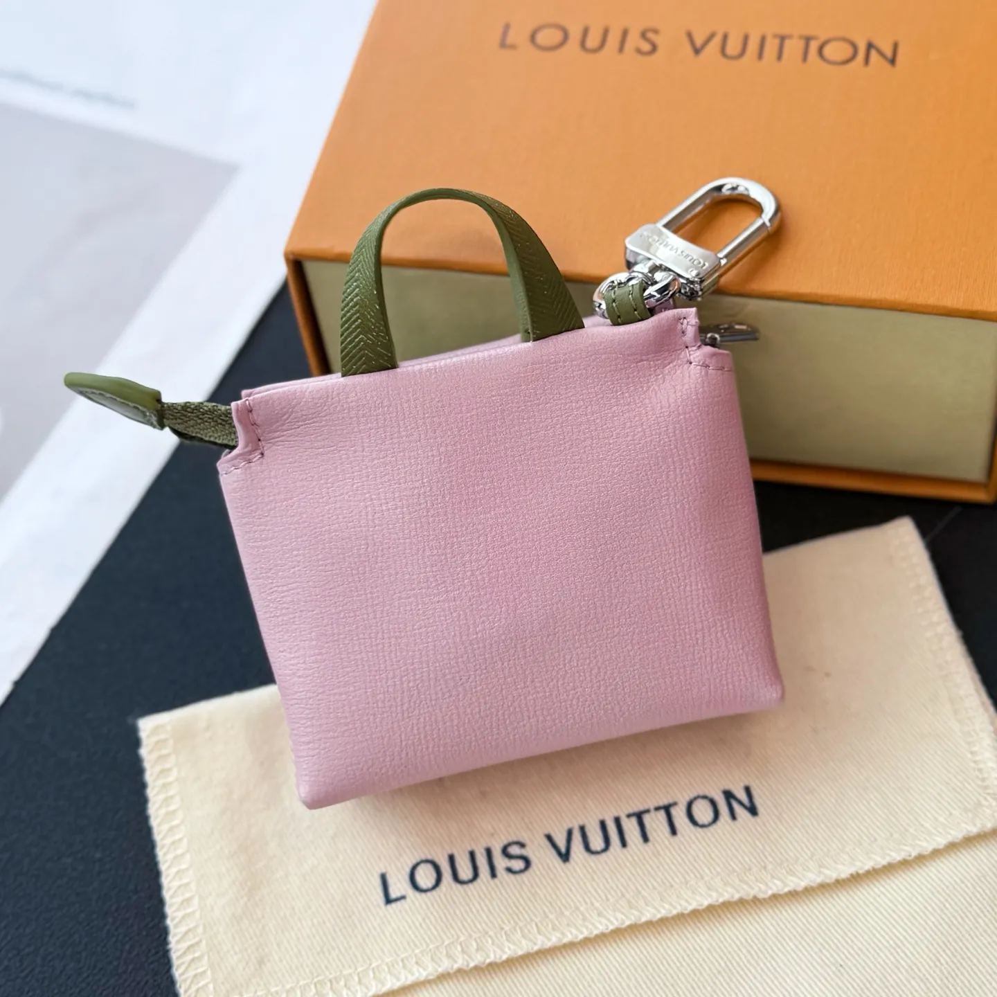 💰580 Top original new product mini shopping bag pendant M02699 ☀️Louis Vuitton LV MINI SHOPPER bag ornaments key chain pendant ☀️ LV Mini Shopper bag ornaments use unique and creative interpretation of classic elements to pay tribute to the brand's iconic handbag design. The bright leather features contrasting text, and the perfect size can accommodate small items such as wireless headphones or credit cards.