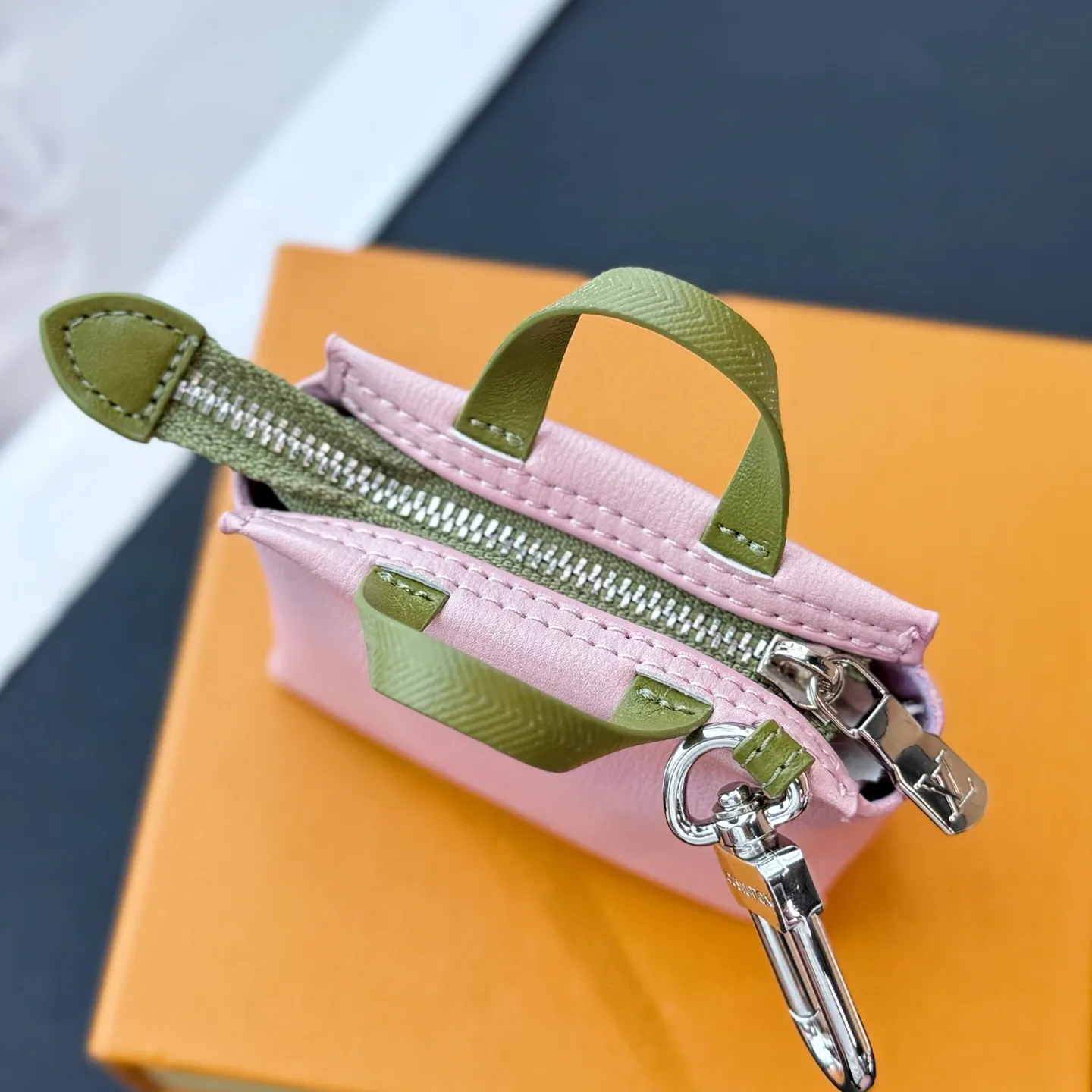 💰580 Top original new product mini shopping bag pendant M02699 ☀️Louis Vuitton LV MINI SHOPPER bag ornaments key chain pendant ☀️ LV Mini Shopper bag ornaments use unique and creative interpretation of classic elements to pay tribute to the brand's iconic handbag design. The bright leather features contrasting text, and the perfect size can accommodate small items such as wireless headphones or credit cards.