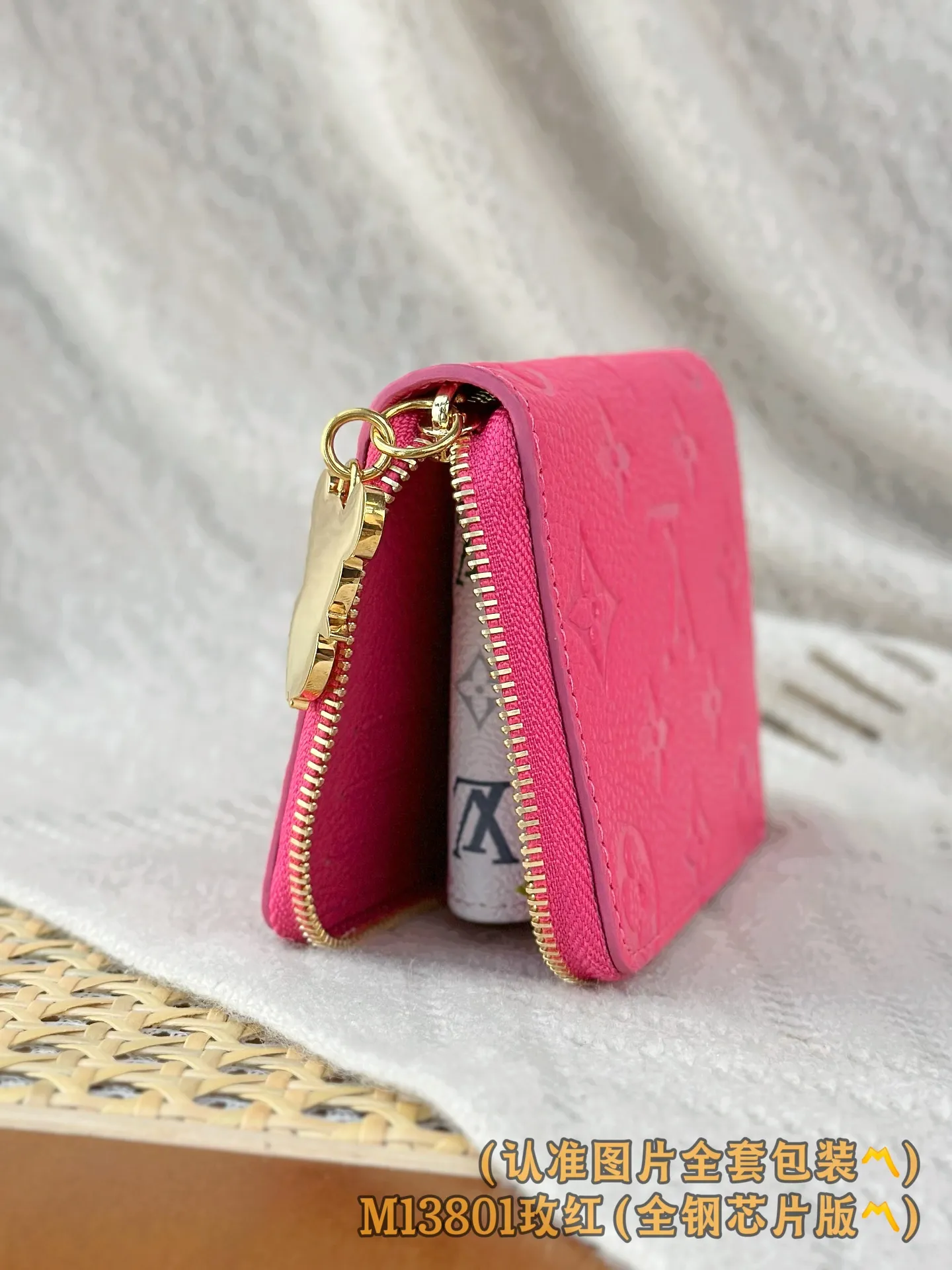 💰640 [Authentic grade] [Special grade MB high-elastic fabric] M13801 rose red (〽️A-grade all-steel version〽️) personalized customization! Transcoding chip, Noa small wallet, this Noa small wallet is made of Louis Vuitton's classic Monogram cowhide! It has a compact square design and a distinctive L-shaped zipper, and the interior is lined with colorful leather. The wallet features six compartments for business cards, as well as roomy fold-out pockets.  11 x 8.5 x 1.5 cm (length x height x width).
