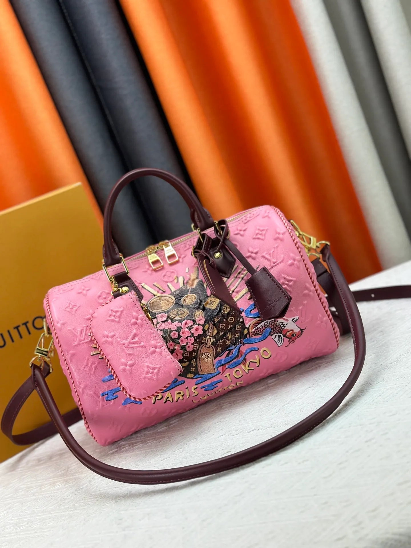 P300 M10660 M13344 This Speedy Soft 30 handbag interprets Monogram Dune elements with retro touches, with aircraft-shaped decoration and collage effect label, paying tribute to the design of Gaston Louis Vuitton collection series. The long handle makes it easy to carry on the shoulder, making it a great travel companion. 30.0 x 21.0 x 17.0 cm (length x height x width)