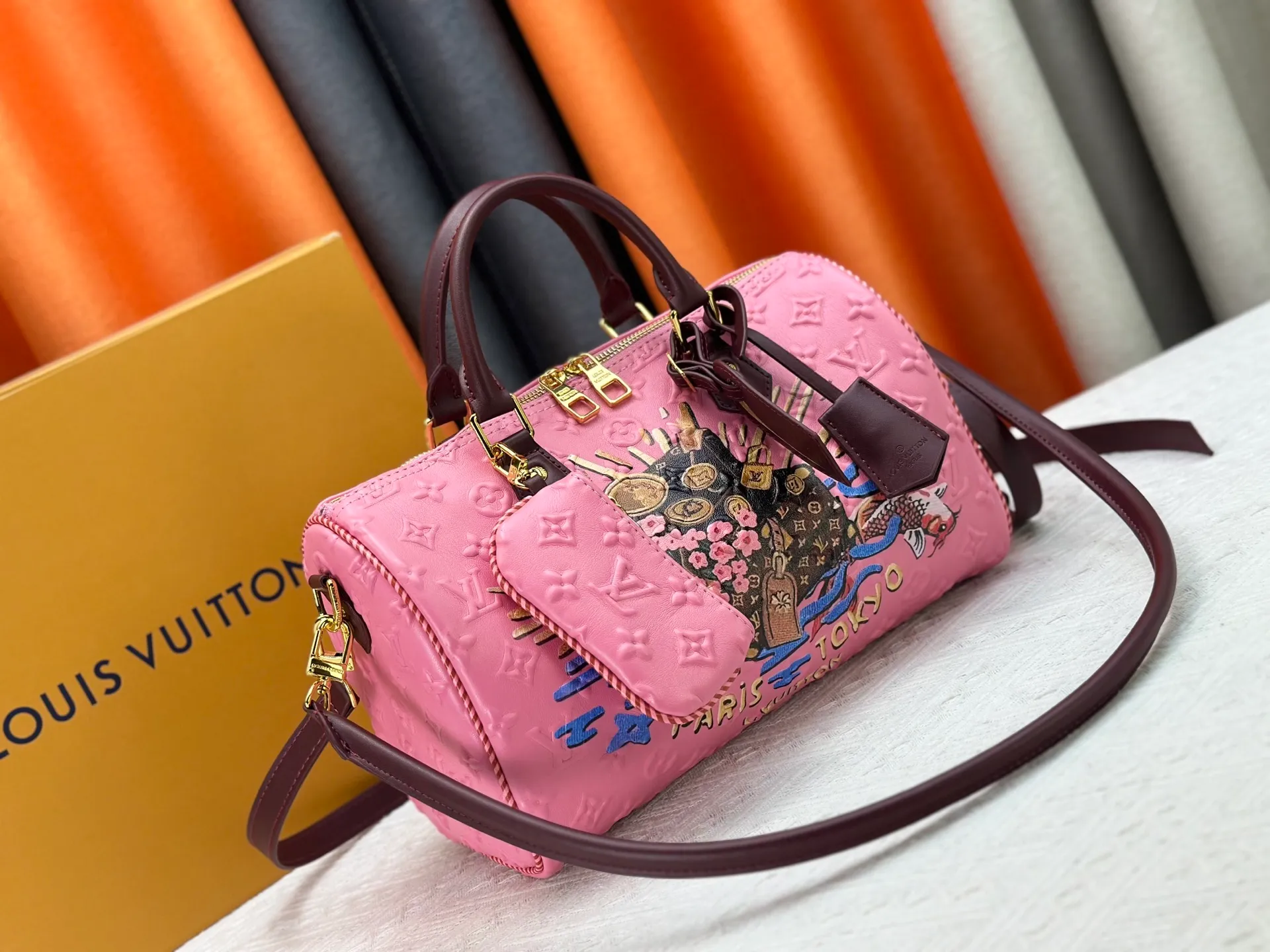 P300 M10660 M13344 This Speedy Soft 30 handbag interprets Monogram Dune elements with retro touches, with aircraft-shaped decoration and collage effect label, paying tribute to the design of Gaston Louis Vuitton collection series. The long handle makes it easy to carry on the shoulder, making it a great travel companion. 30.0 x 21.0 x 17.0 cm (length x height x width)
