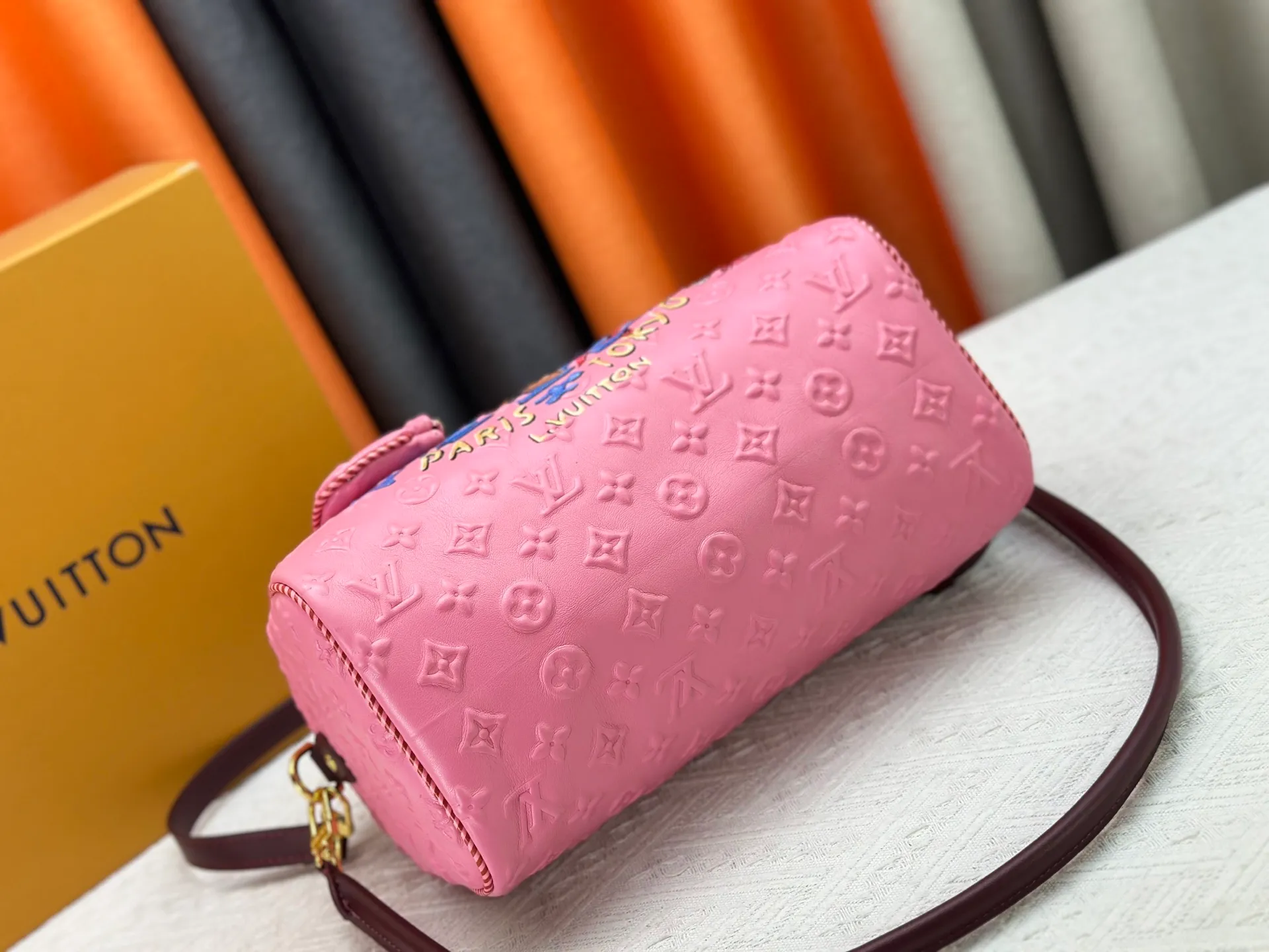 P300 M10660 M13344 This Speedy Soft 30 handbag interprets Monogram Dune elements with retro touches, with aircraft-shaped decoration and collage effect label, paying tribute to the design of Gaston Louis Vuitton collection series. The long handle makes it easy to carry on the shoulder, making it a great travel companion. 30.0 x 21.0 x 17.0 cm (length x height x width)
