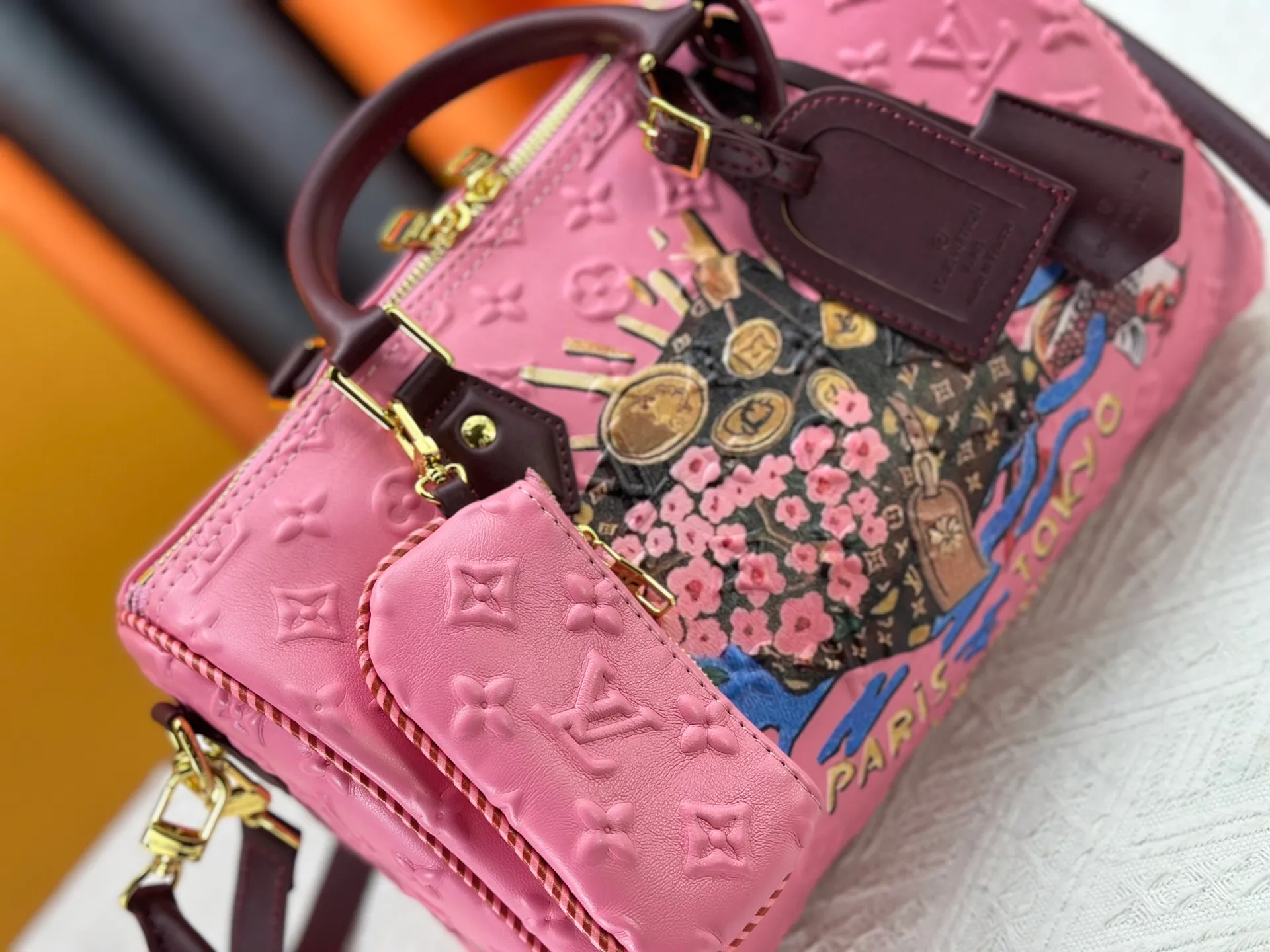 P300 M10660 M13344 This Speedy Soft 30 handbag interprets Monogram Dune elements with retro touches, with aircraft-shaped decoration and collage effect label, paying tribute to the design of Gaston Louis Vuitton collection series. The long handle makes it easy to carry on the shoulder, making it a great travel companion. 30.0 x 21.0 x 17.0 cm (length x height x width)