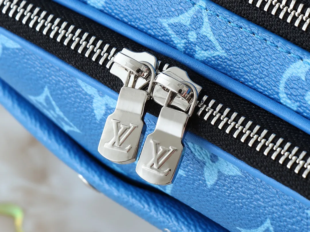 💰260💰Upgraded from the original M31069 M46955 M31014 M31016 nano alpha handbag, the monogram shadow leather is subtly embossed with the monogram pattern, making the compact structure show elegance. Black leather rivets with black floral pattern, two corners wrapped compartments on the front, box bag, camera bag, shoulder bag oo[handshake][handshake] rivet elements are marked with brand imprints, zipper compartments and external patch pockets are convenient for storing daily needs, and the detachable and adjustable leather shoulder strap allows for comfortable carrying. 24 x 16 x 8 cm (length x height x width)