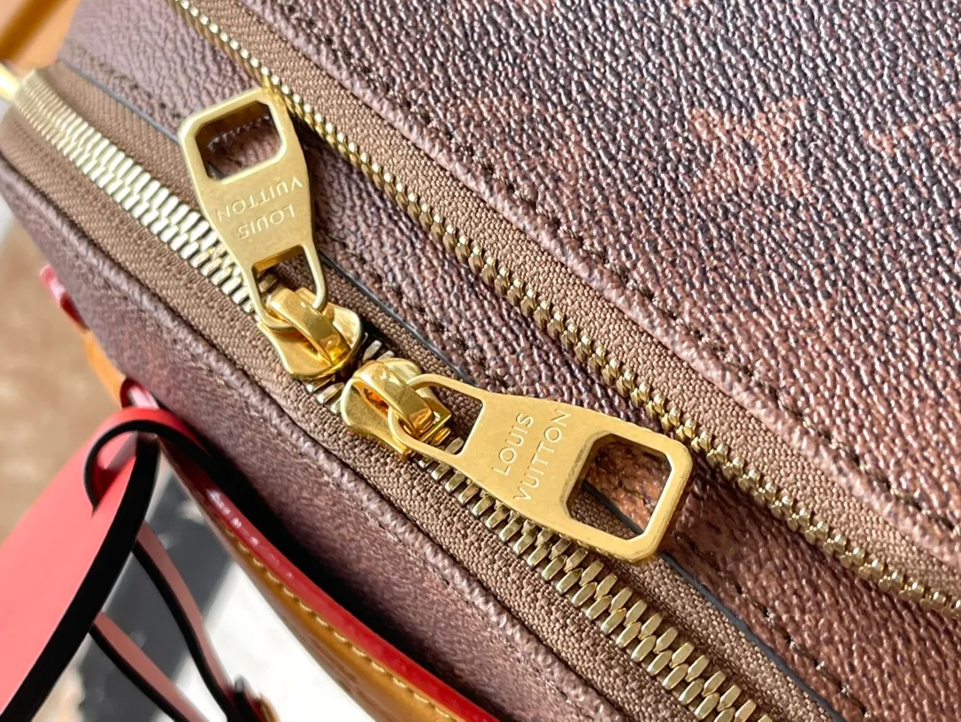 💰980 Top original item M11539 This Rush waist bag is made of Monogram Dust canvas to cleverly present a retro trompe l'oeil effect. It is equipped with double zippers for convenient access to the main compartment. The elegant decoration expresses the Marque LVuitton Deposee logo. Dimensions: 30 × 15 × 8cm