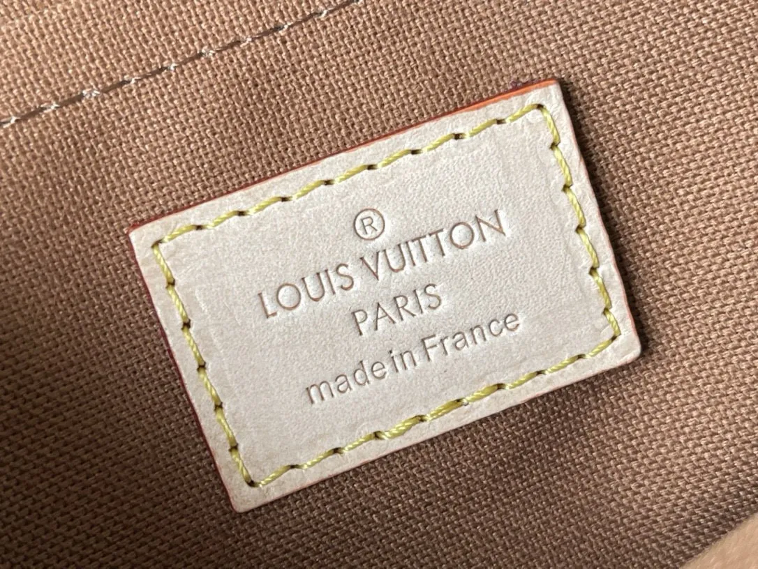 💰560 Top Original Order M44813 Green Multi Pochette Accessoires handbag combines Pochette Accessoires clutch bag, Mini Pochette Accessoires clutch bag and round coin purse. It is made of Monogram canvas to create a clever design of multiple pockets and compartments, and is decorated with mini Monogram patterns on both sides. The removable chain and adjustable jacquard shoulder strap allow for a variety of carrying options. Dimensions: 24 x 13.5 x 4 cm