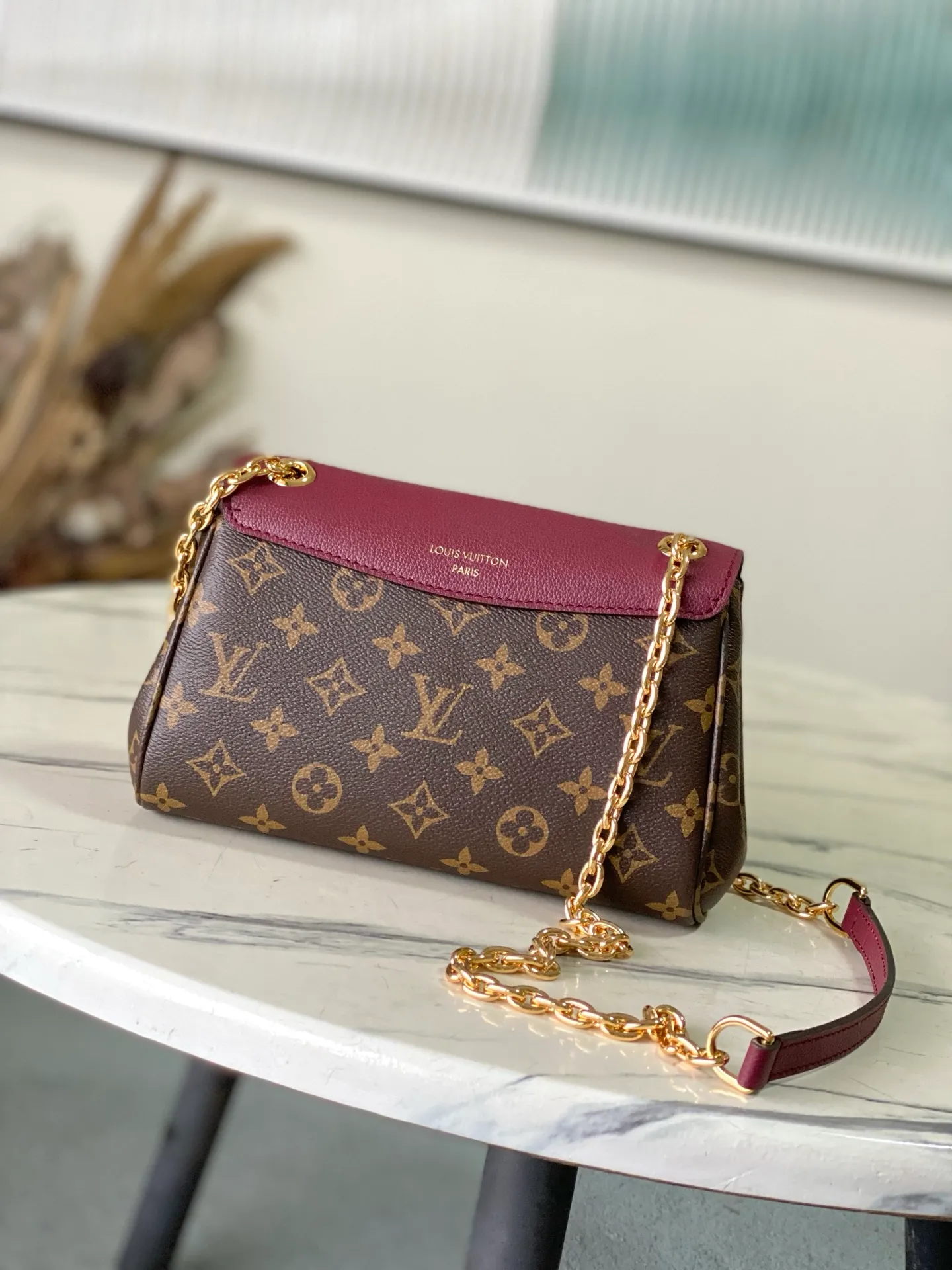 💰820 Top Original Order M27067 Rose Red Small Inspired by the elegant and artistic neighborhoods of Paris, this Saint Germain BB is a sophisticated style suitable for both day and evening looks. This tote in Monogram fabric with leather trim and gold chain pays homage to Louis Vuitton's historic trunks. The sliding chain allows you to wear it by hand, over the shoulder, or over the shoulder. Dimensions: 24 x 17 x 9 cm (length x height x width)
